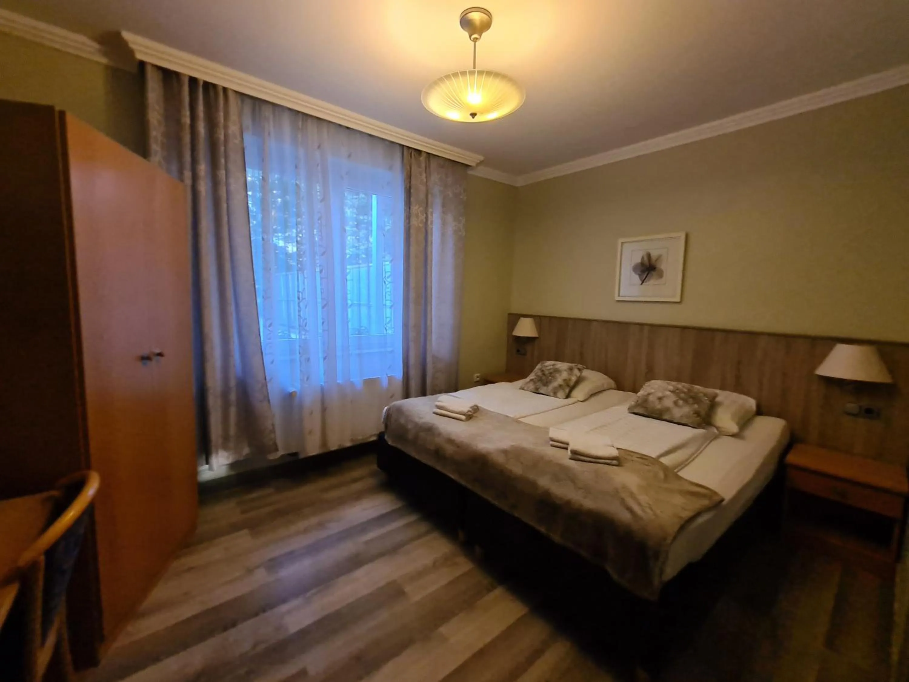 Photo of the whole room, Bed in Hotel Cara Vita Cologne