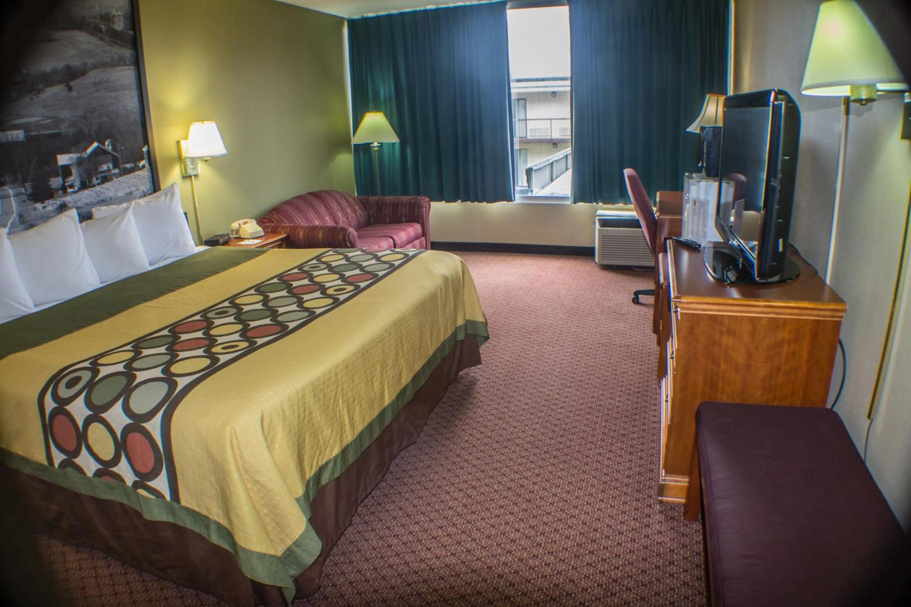 TV and multimedia, Bed in Super 8 by Wyndham Erie/I 90