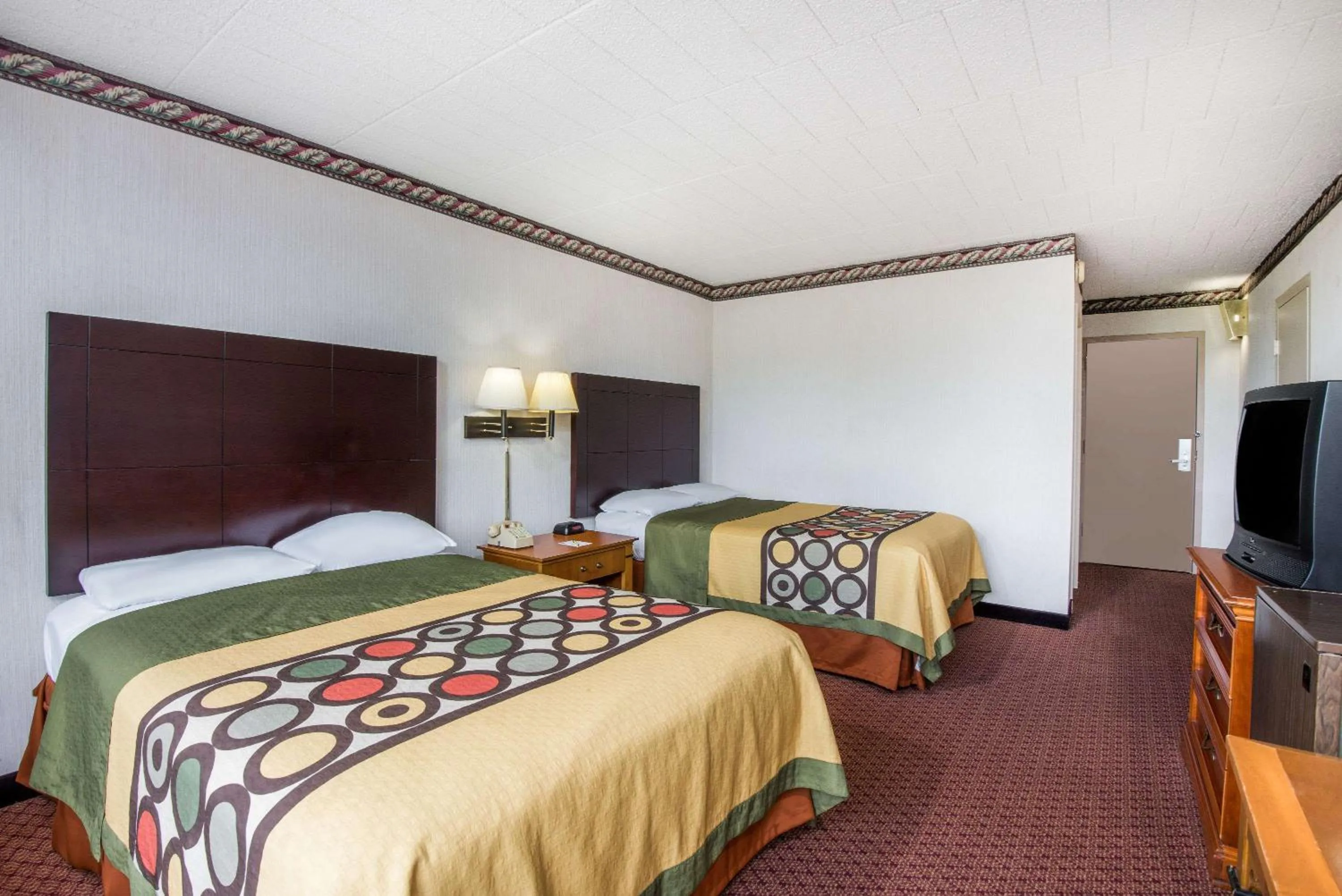 Photo of the whole room, Bed in Super 8 by Wyndham Erie/I 90