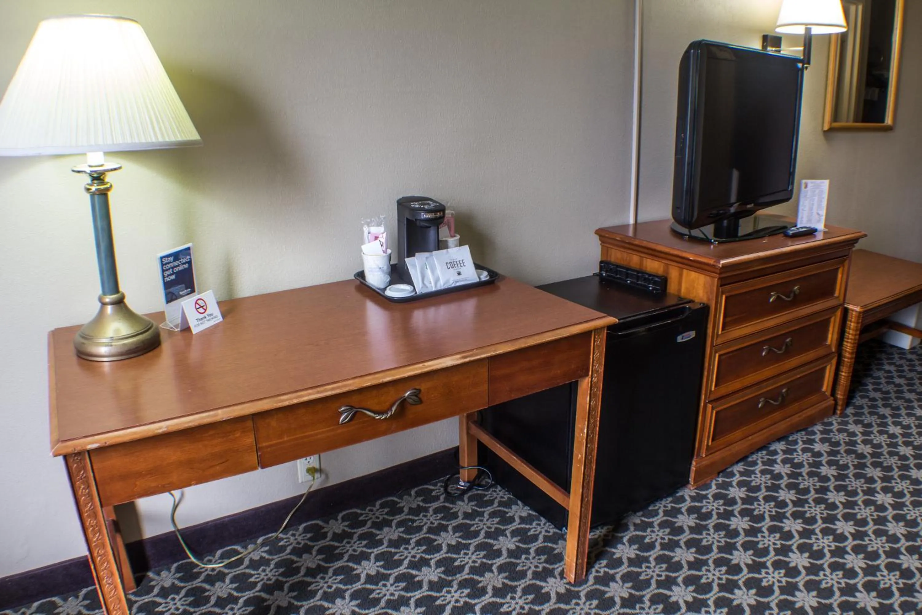 TV and multimedia in Super 8 by Wyndham Erie/I 90