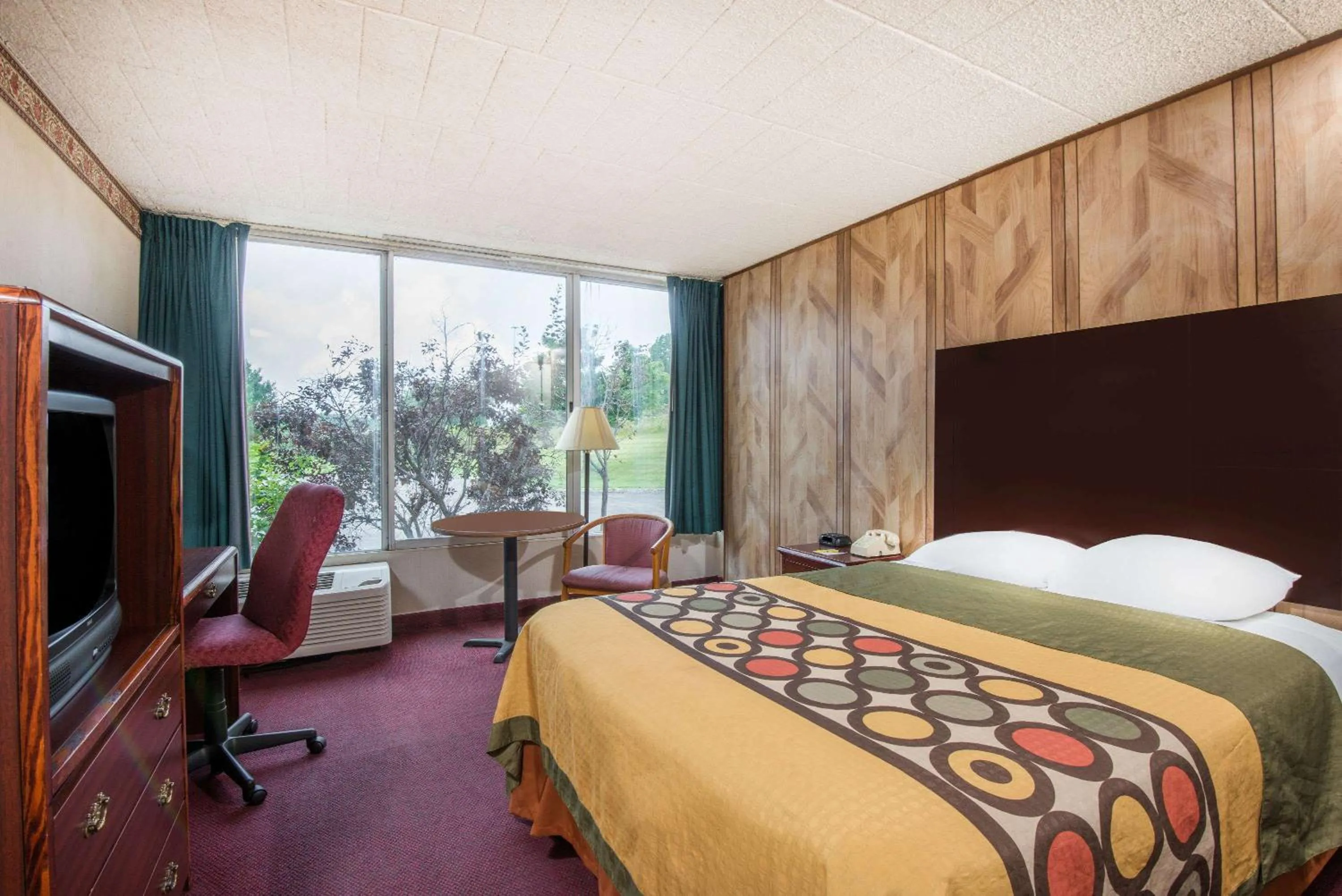 Photo of the whole room, Bed in Super 8 by Wyndham Erie/I 90