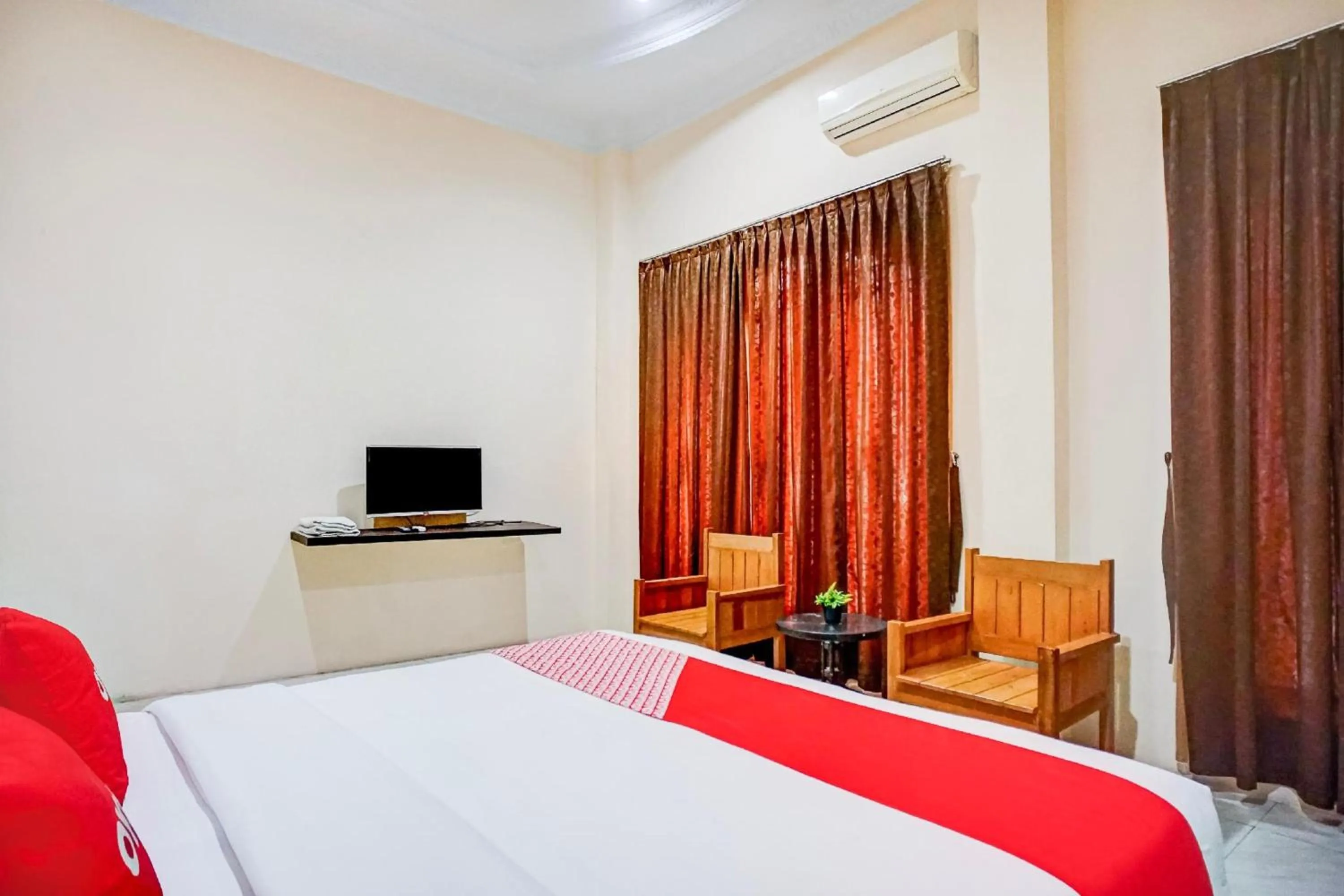 View (from property/room), Bed in RedDoorz At Ralica Grand Palladium Medan