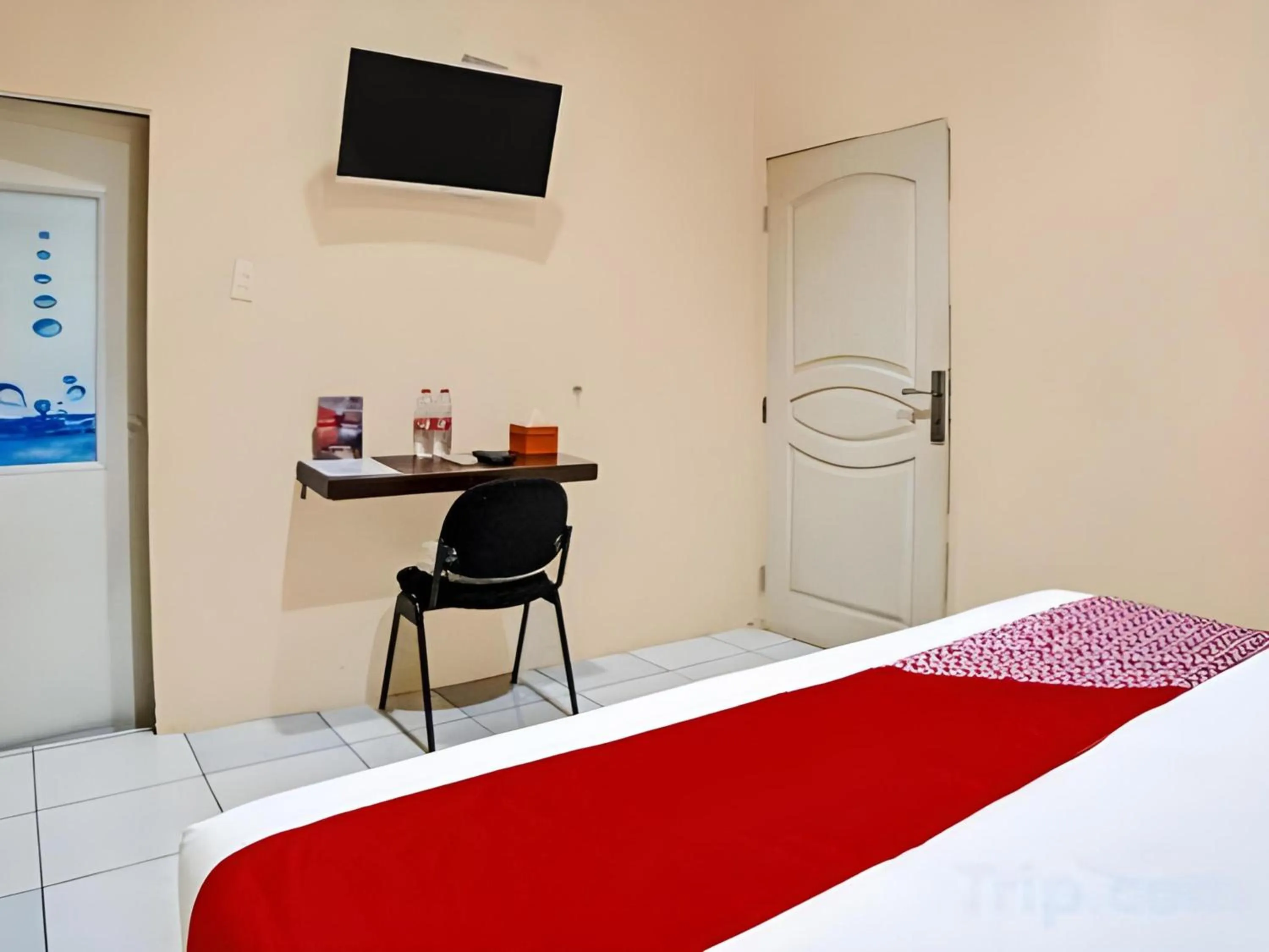 Photo of the whole room, Bed in RedDoorz At Ralica Grand Palladium Medan