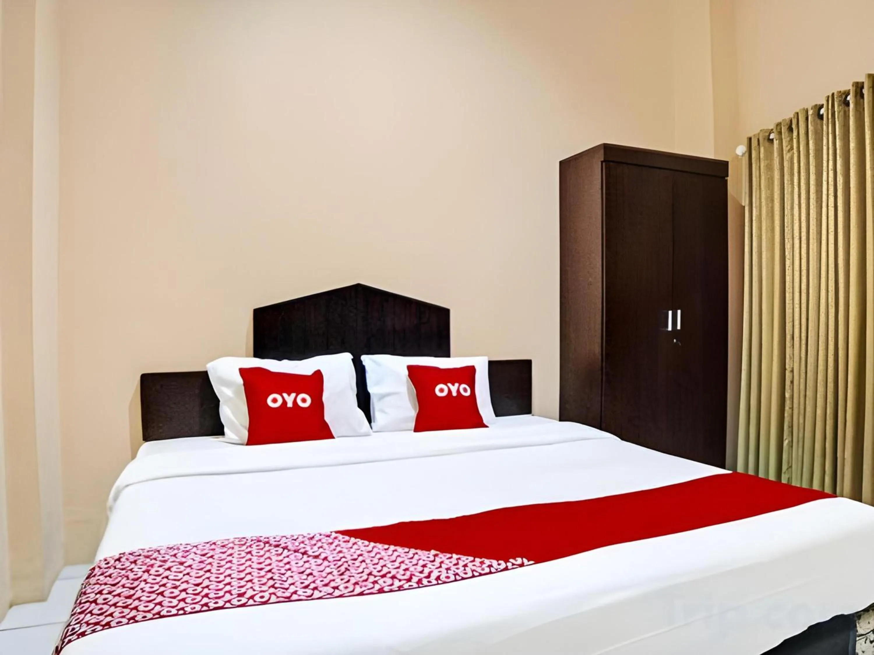 Photo of the whole room, Bed in RedDoorz At Ralica Grand Palladium Medan