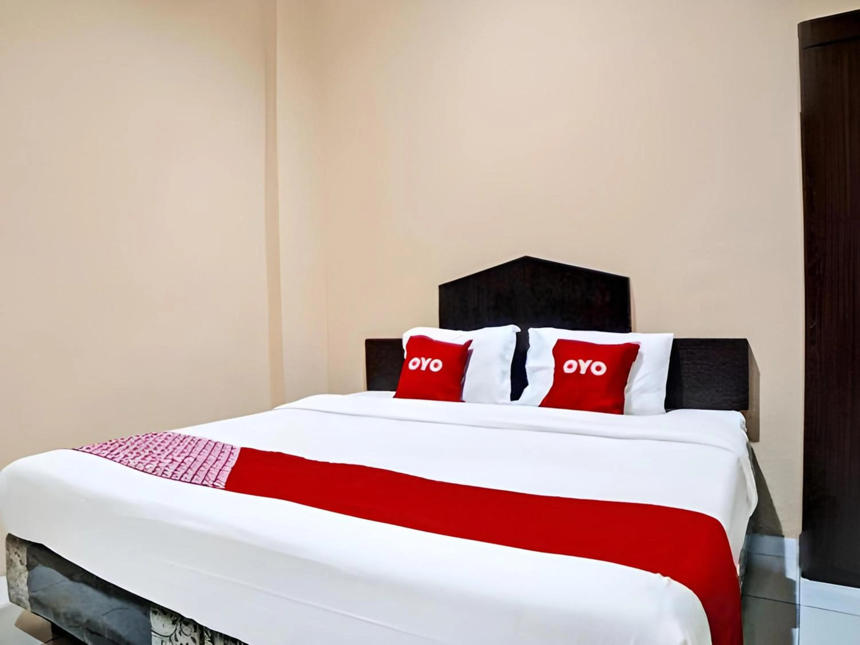 Photo of the whole room, Bed in RedDoorz At Ralica Grand Palladium Medan