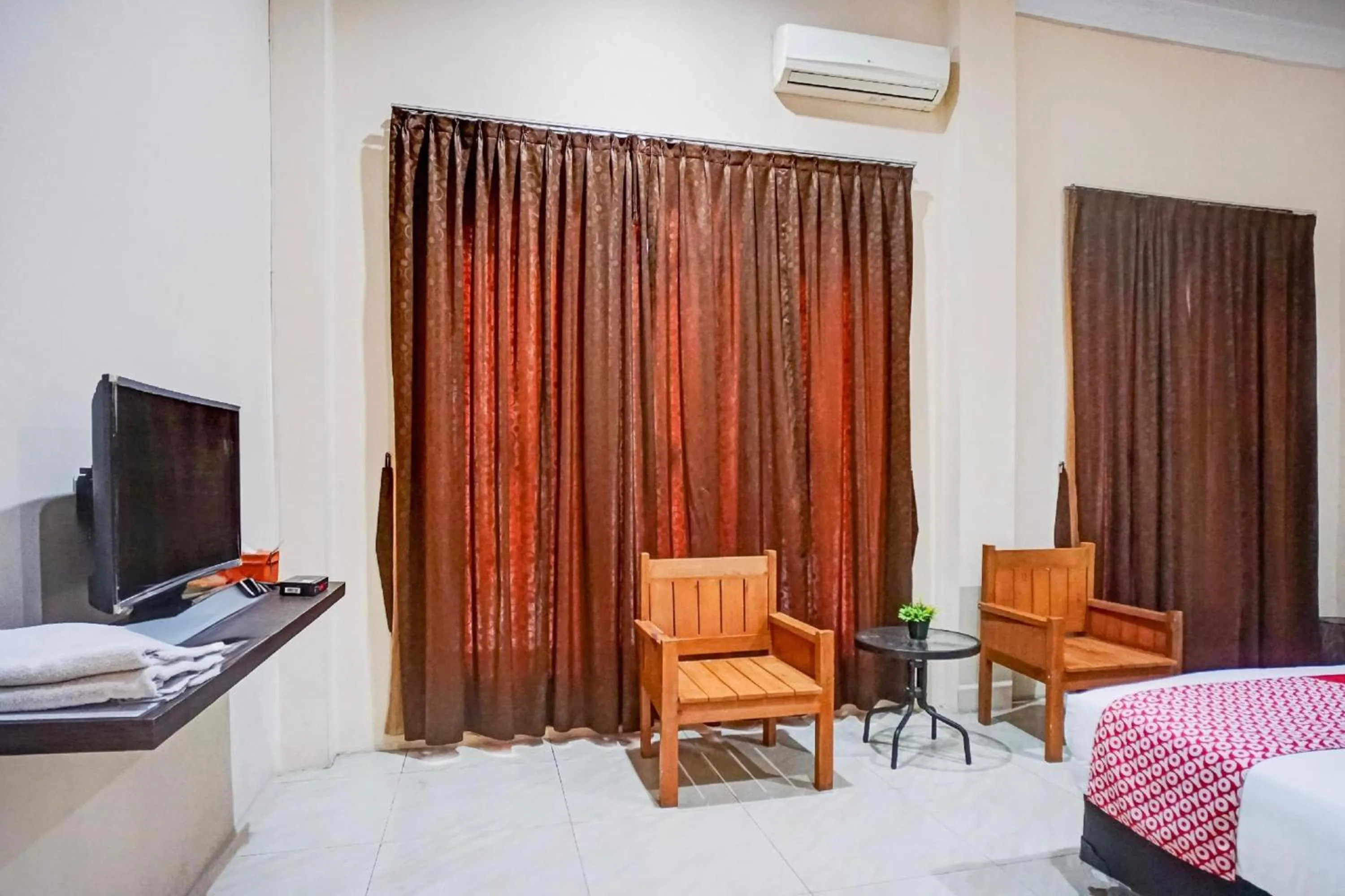 Photo of the whole room, Bed in RedDoorz At Ralica Grand Palladium Medan