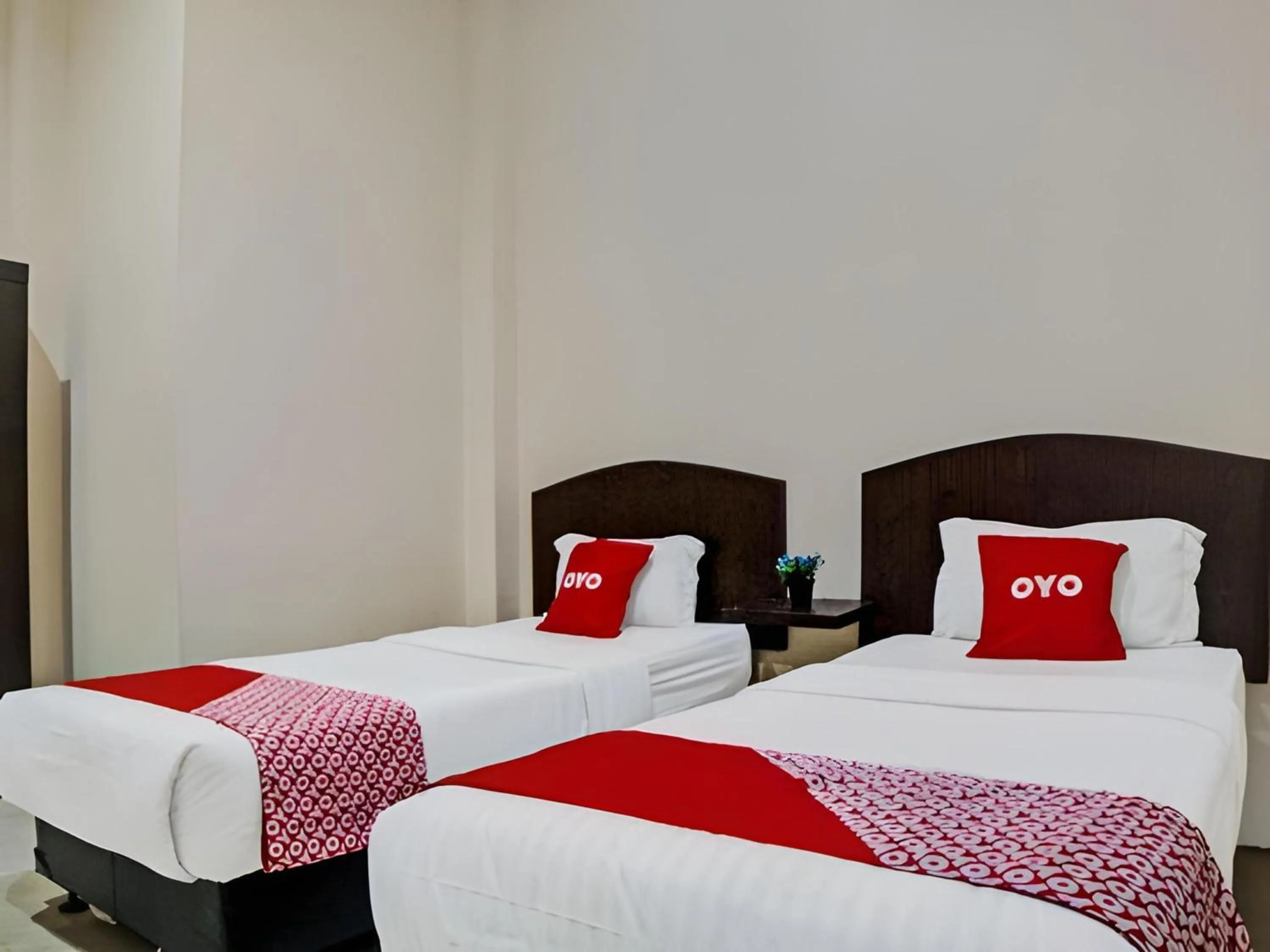 Photo of the whole room, Bed in RedDoorz At Ralica Grand Palladium Medan