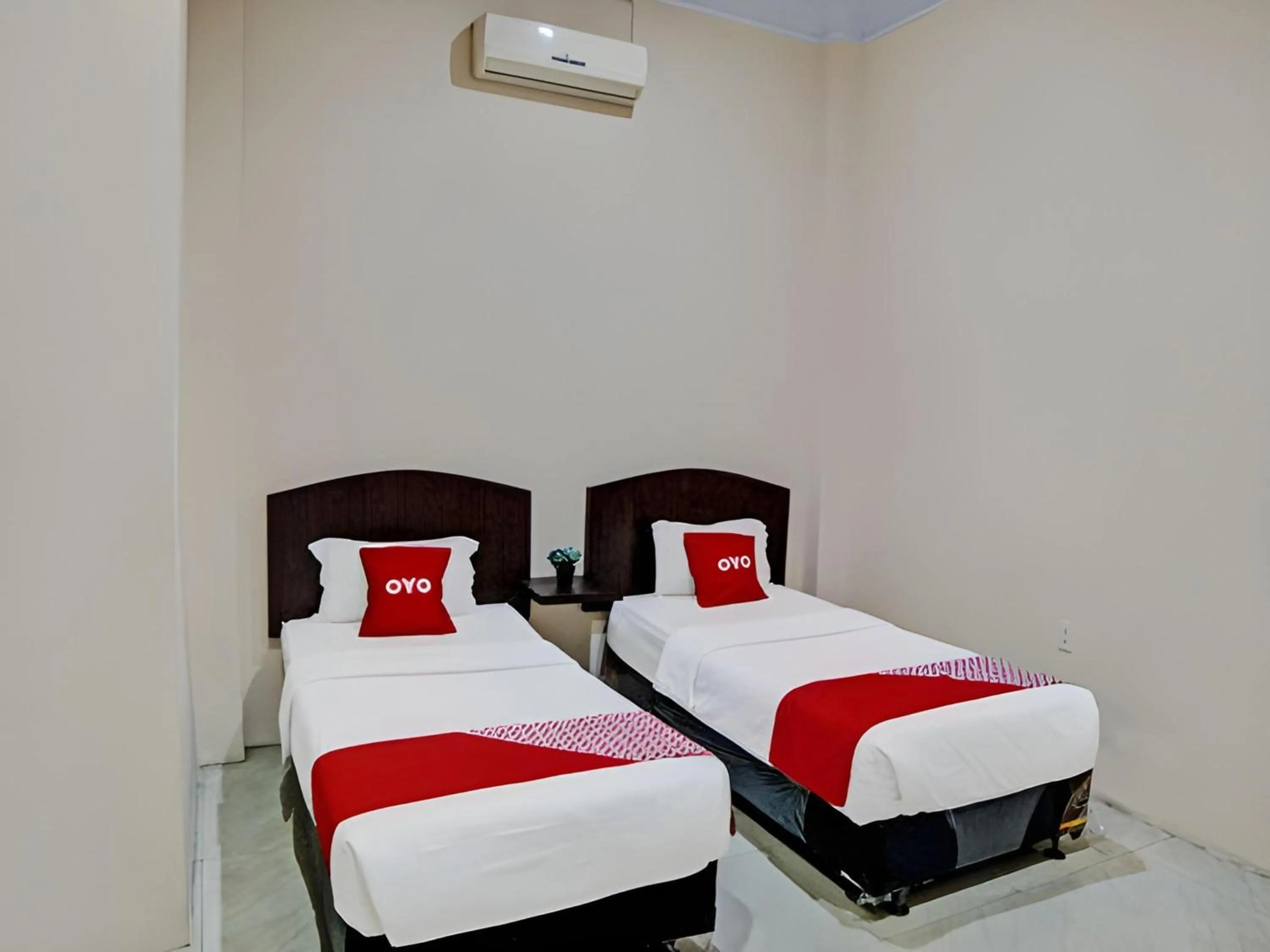 Photo of the whole room, Bed in RedDoorz At Ralica Grand Palladium Medan