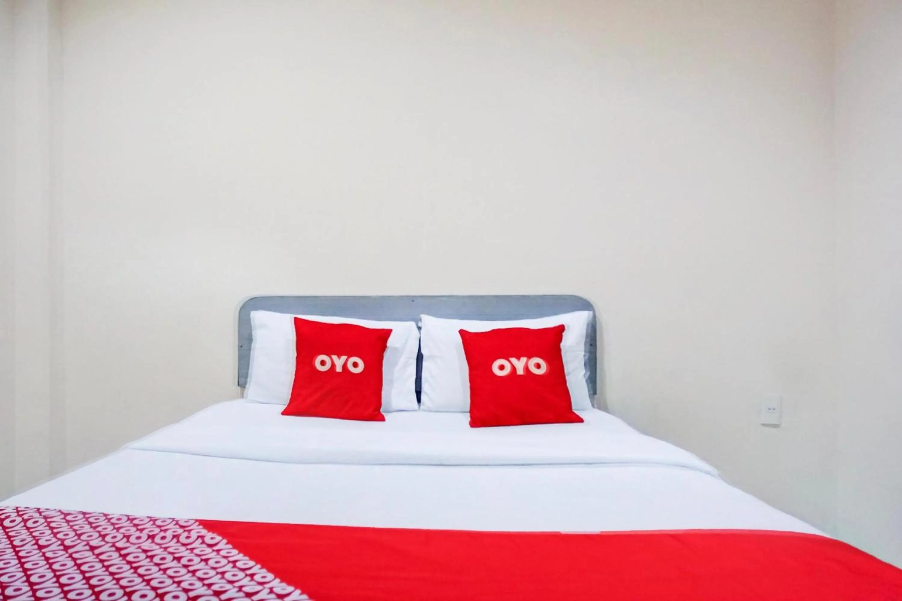 Photo of the whole room, Bed in RedDoorz At Ralica Grand Palladium Medan