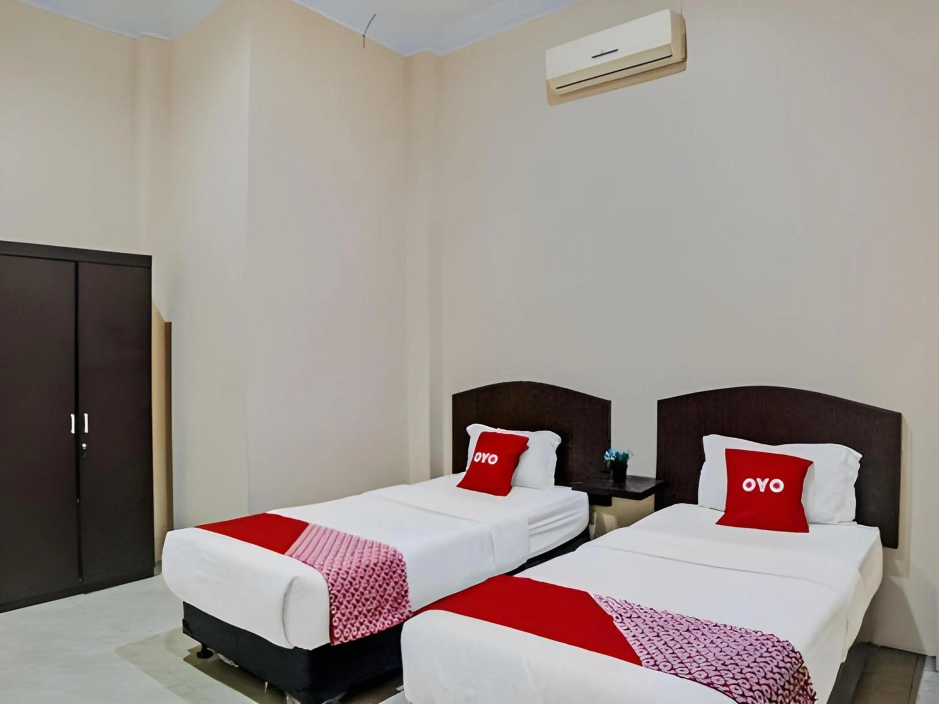 Photo of the whole room, Bed in RedDoorz At Ralica Grand Palladium Medan