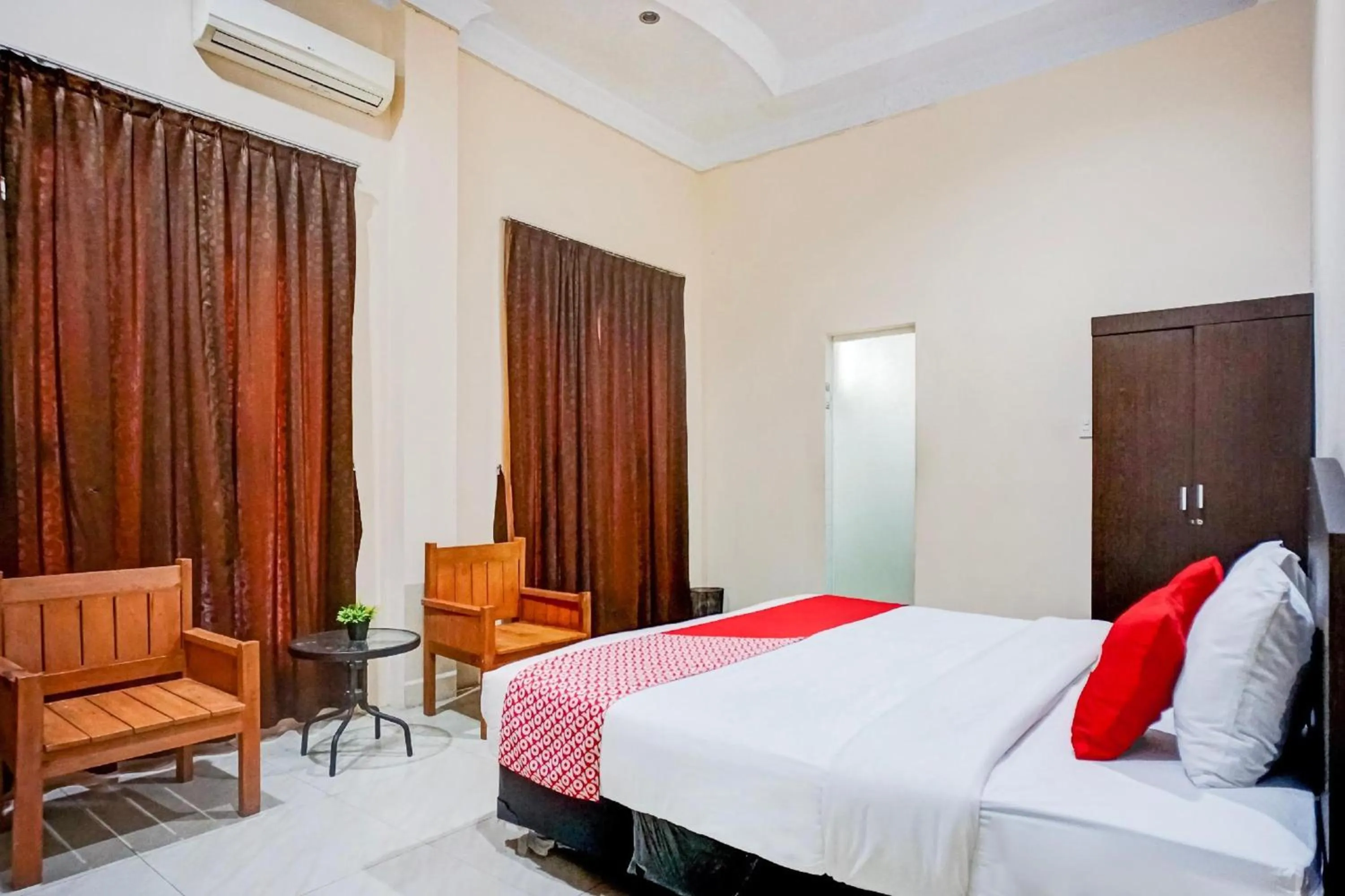 Photo of the whole room, Bed in RedDoorz At Ralica Grand Palladium Medan