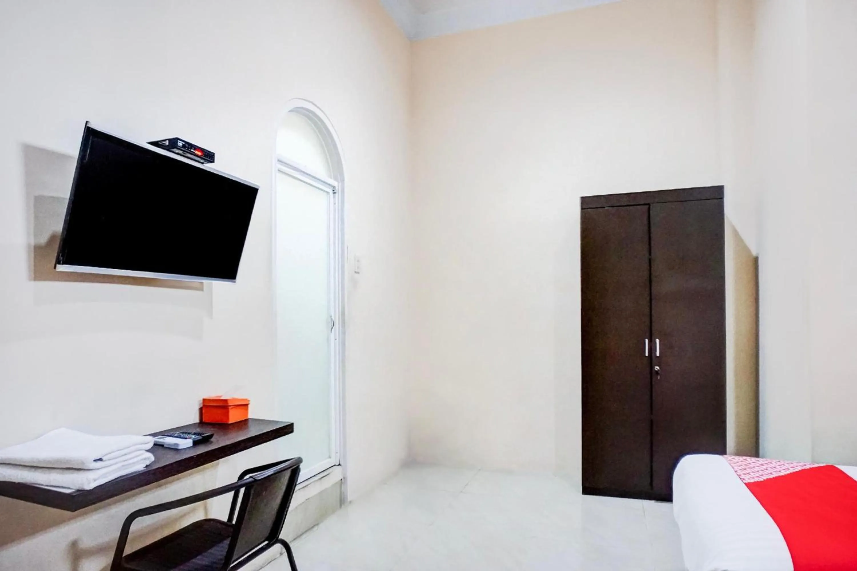 Photo of the whole room, Bed in RedDoorz At Ralica Grand Palladium Medan