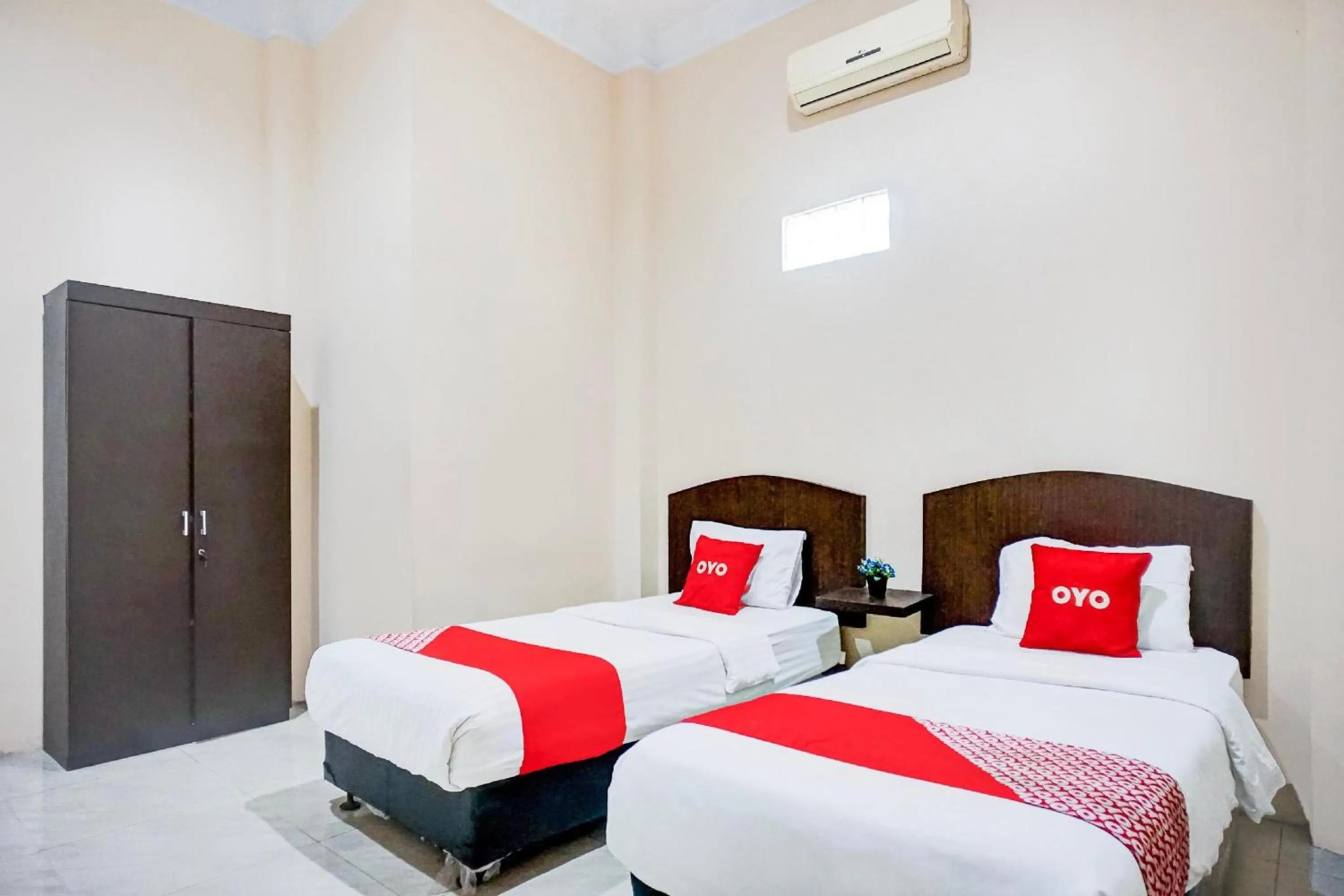 Photo of the whole room, Bed in RedDoorz At Ralica Grand Palladium Medan