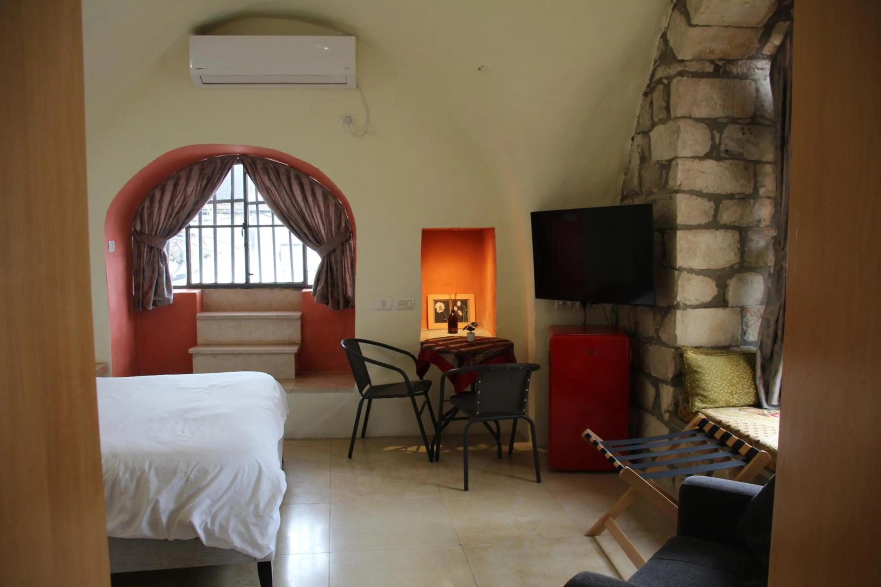 TV and multimedia, Bed in Artists' Colony Inn Zefat