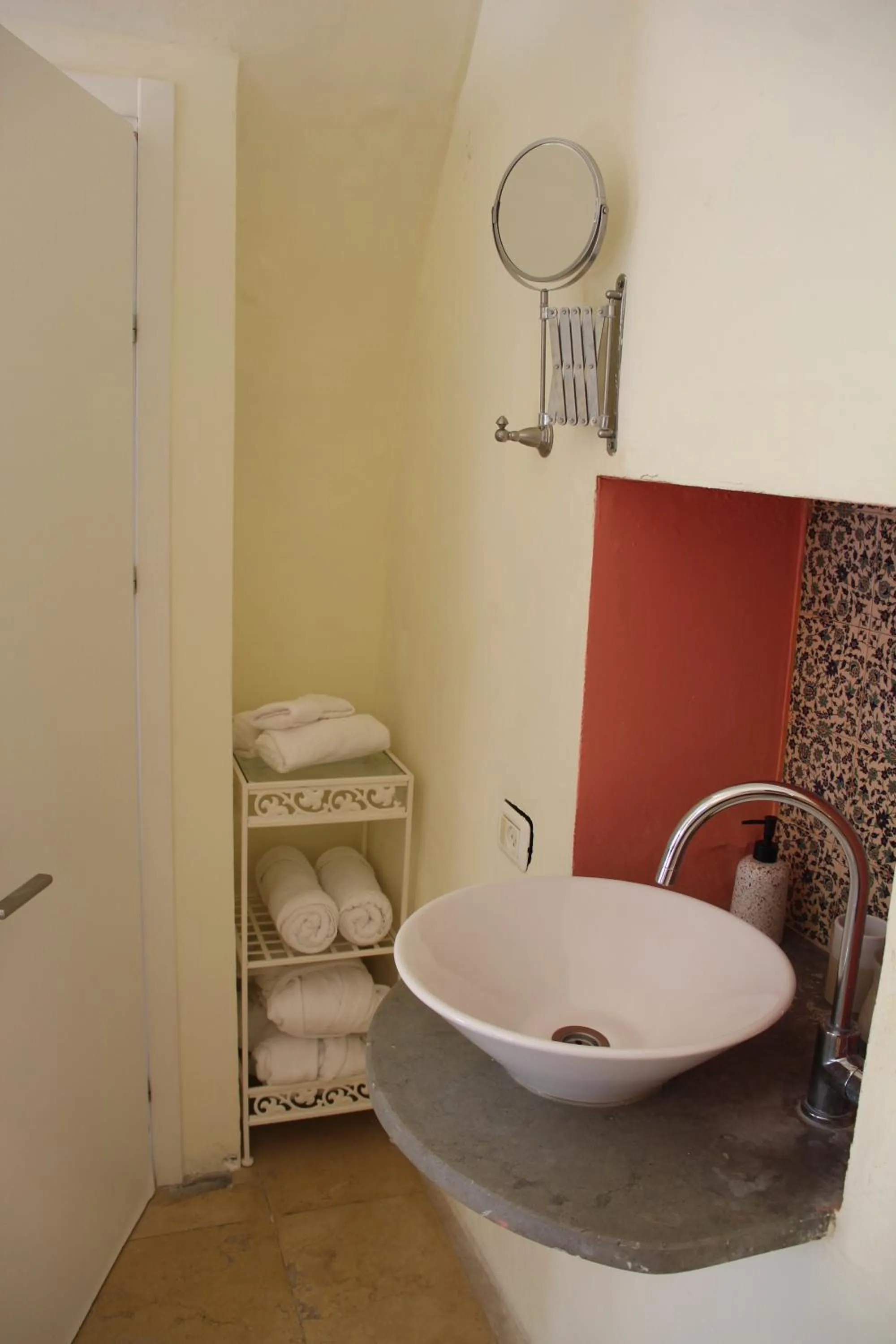 towels in Artists' Colony Inn Zefat