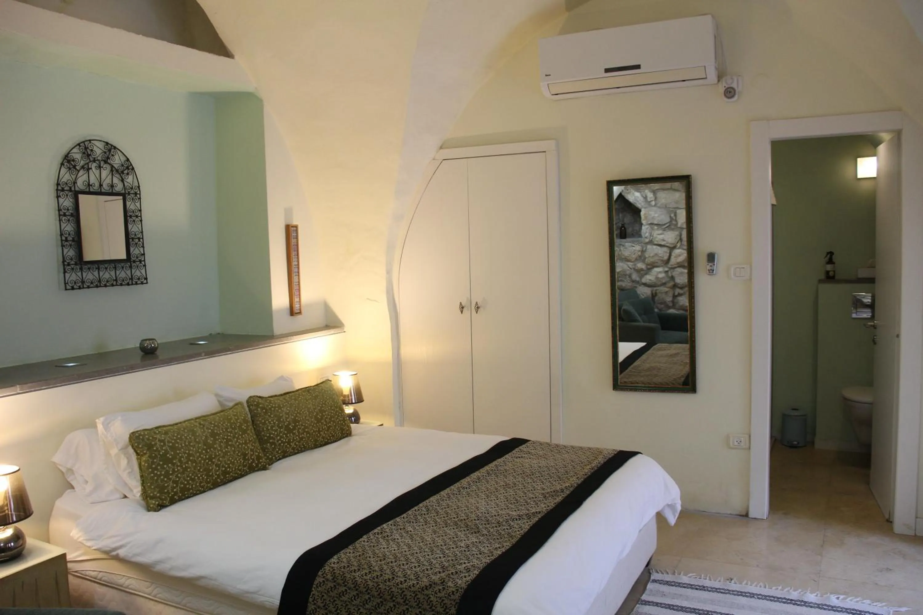 Bed in Artists' Colony Inn Zefat