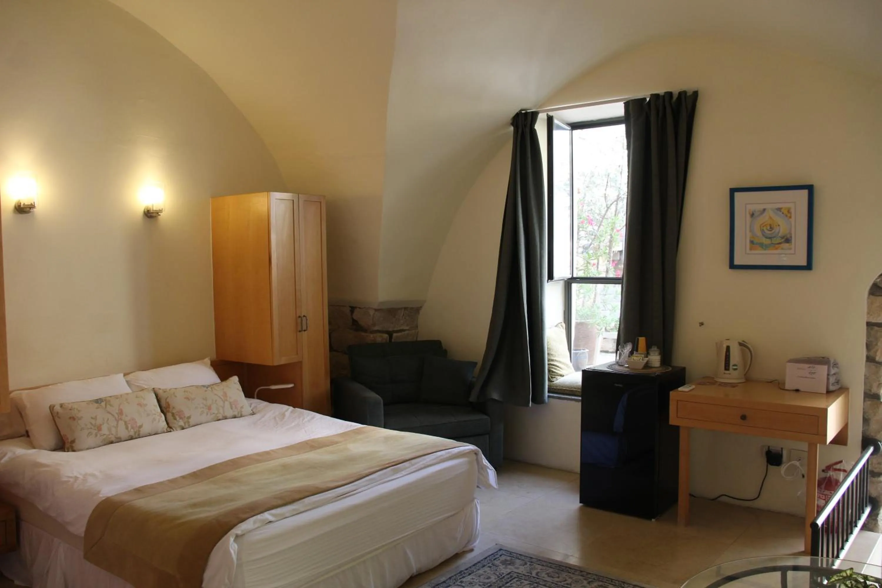 Bed in Artists' Colony Inn Zefat