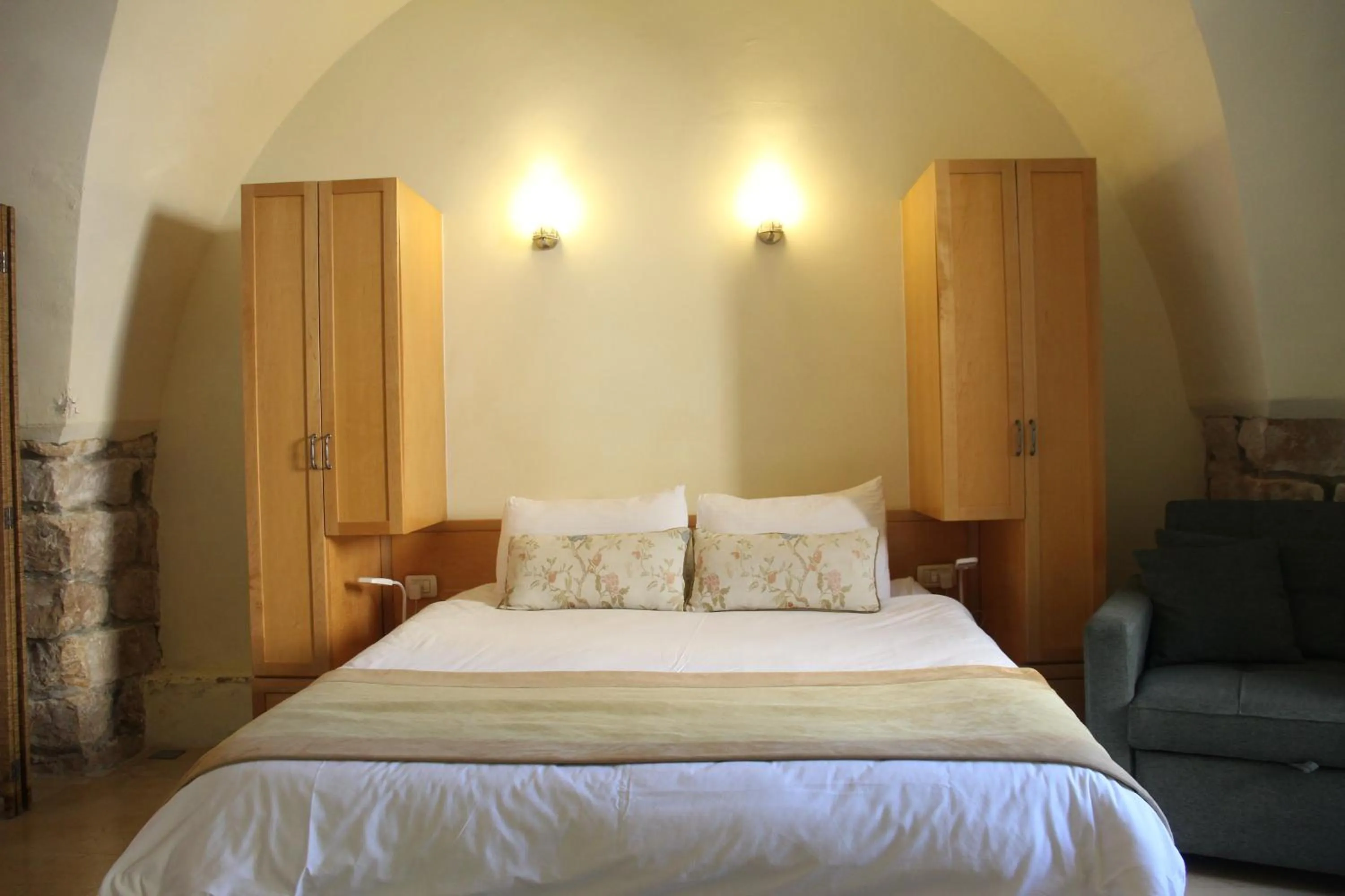 Bed in Artists' Colony Inn Zefat