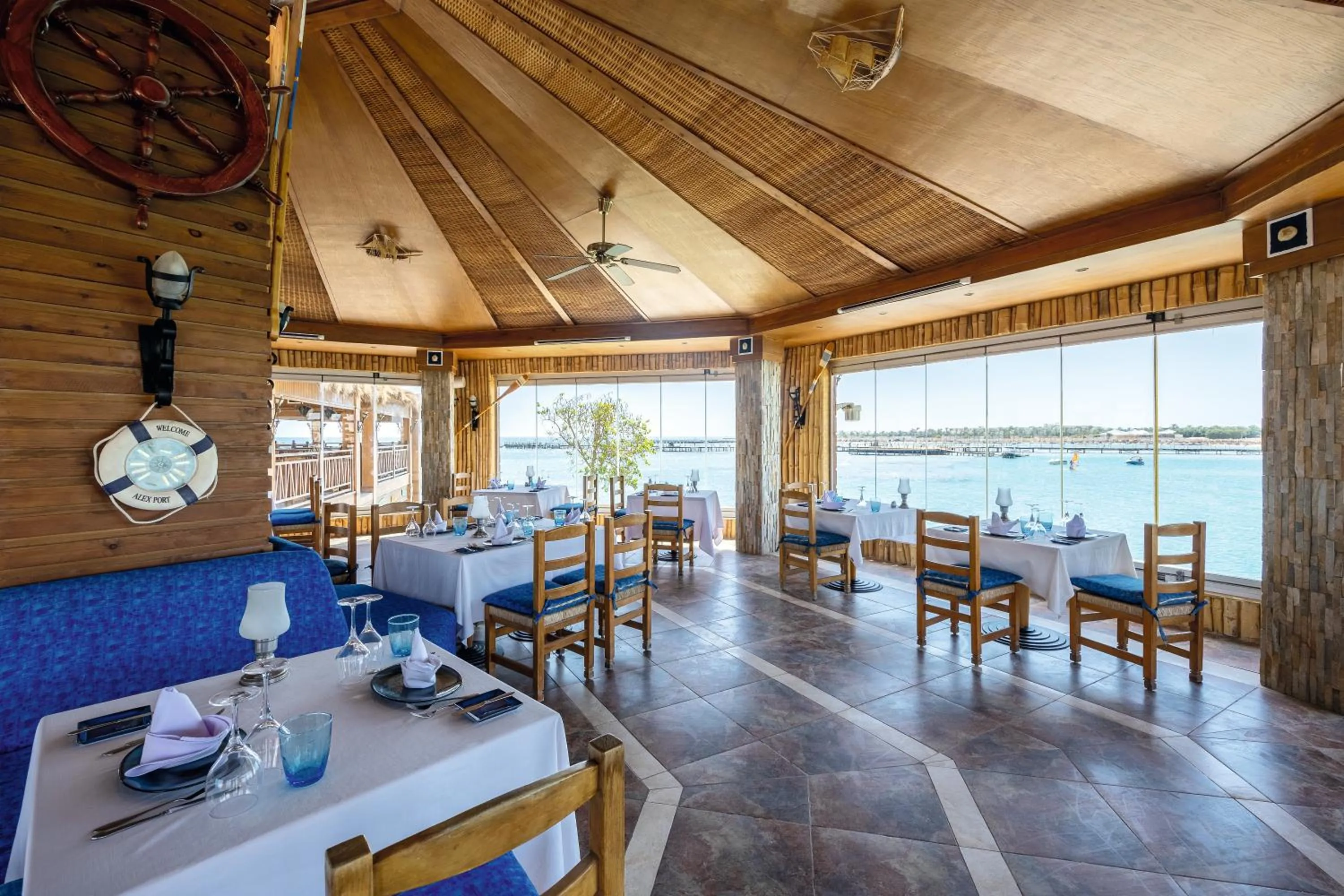 Restaurant/places to eat in Sunrise Crystal Bay Resort -Grand Select