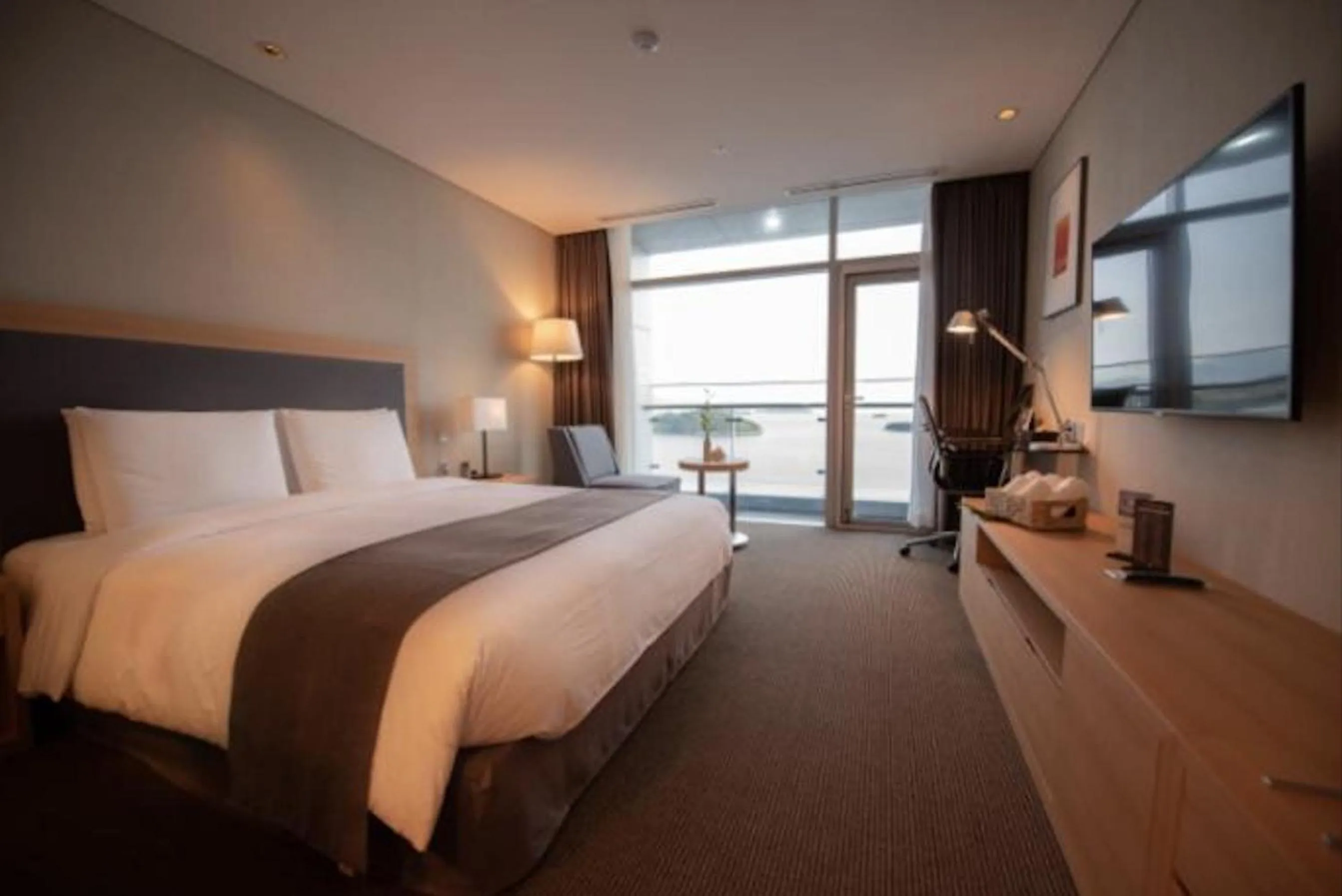 Bedroom, Bed in Hidden Bay Hotel