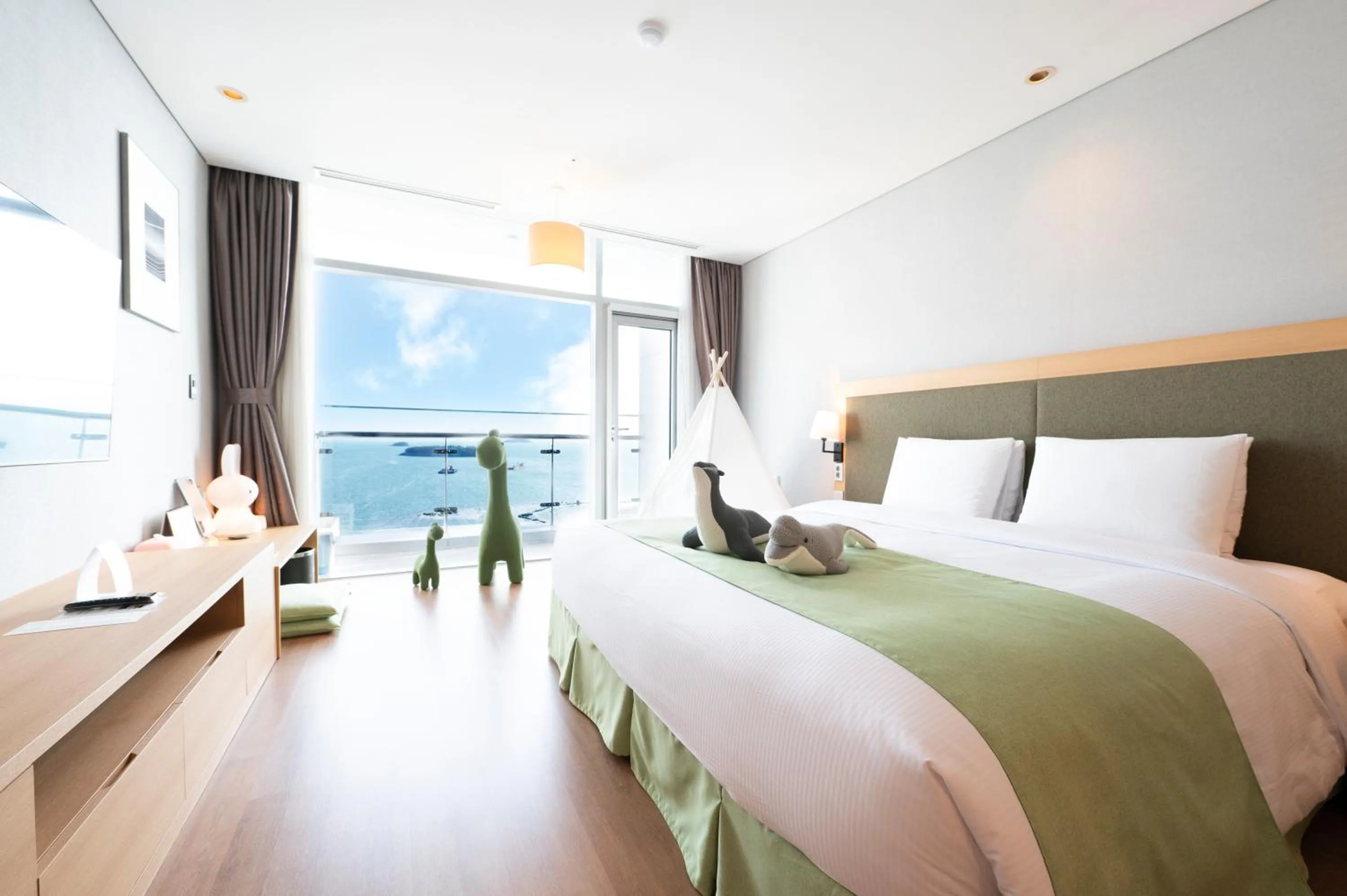 Sea view, Bed in Hidden Bay Hotel