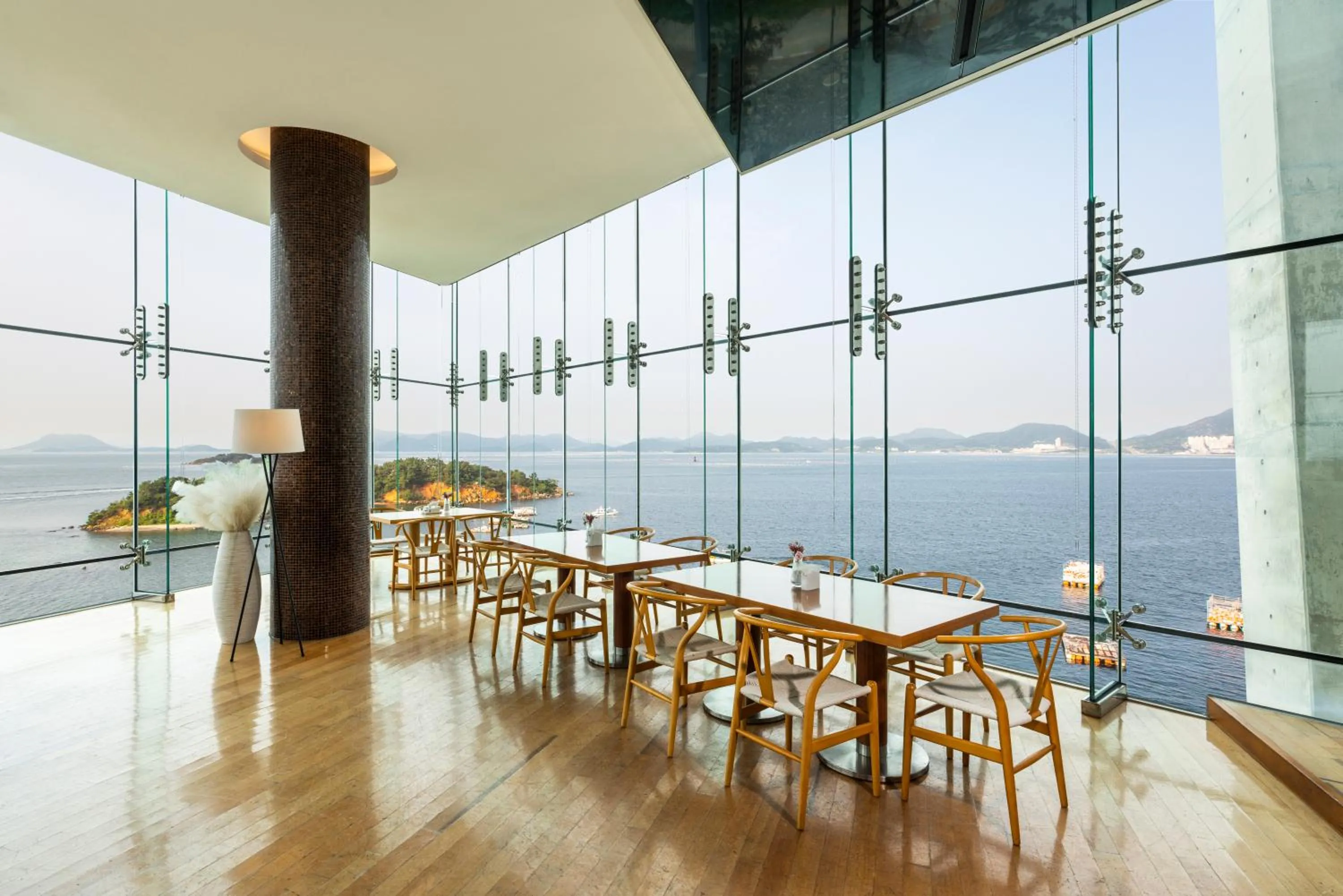 Lounge or bar in Hidden Bay Hotel