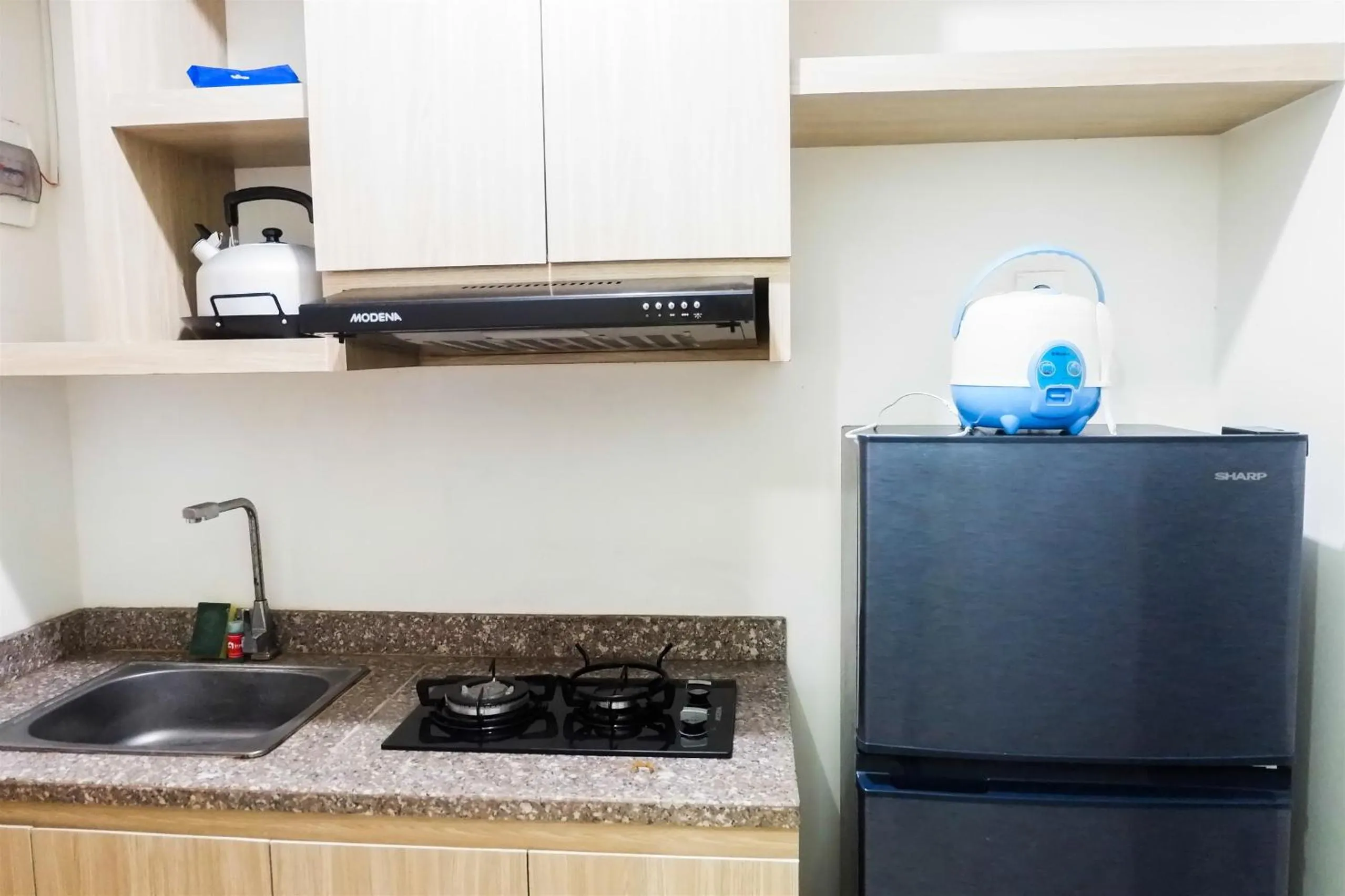 Kitchen or kitchenette in Modern Studio Apartment at Pavilion Permata 2 By Travelio