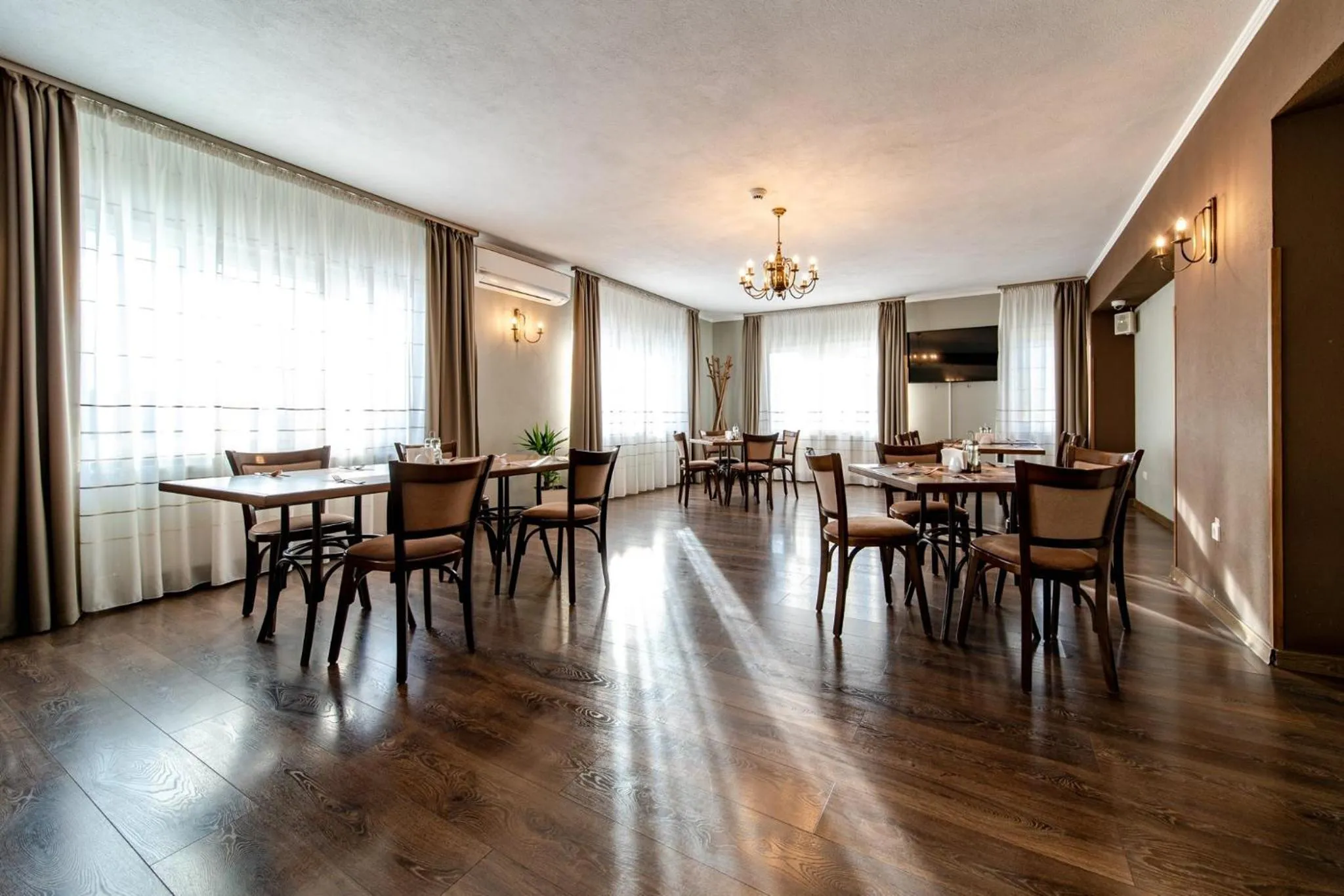 Restaurant/places to eat in Areo Hotel & Restaurant