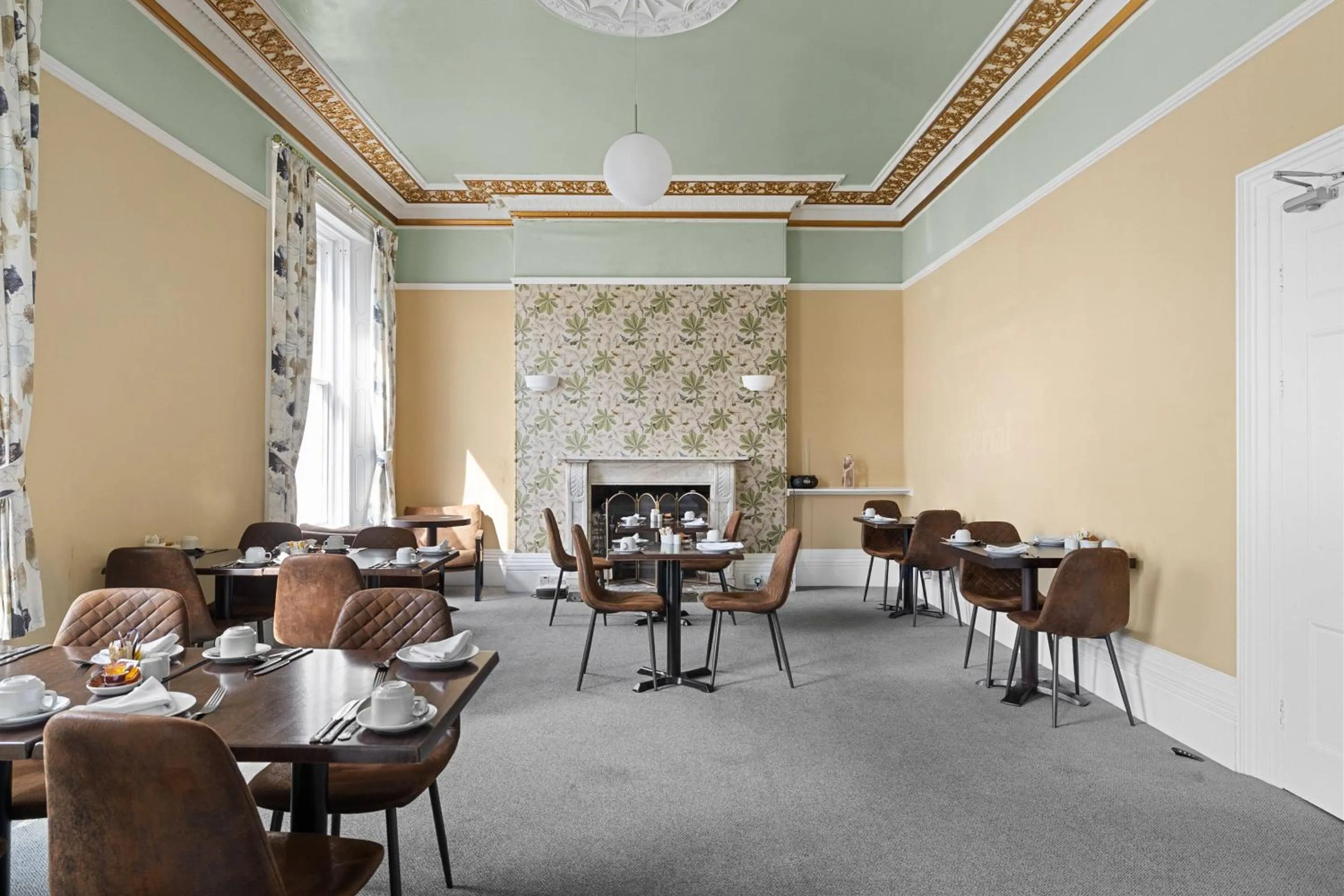 Living room in Imperial Plymouth