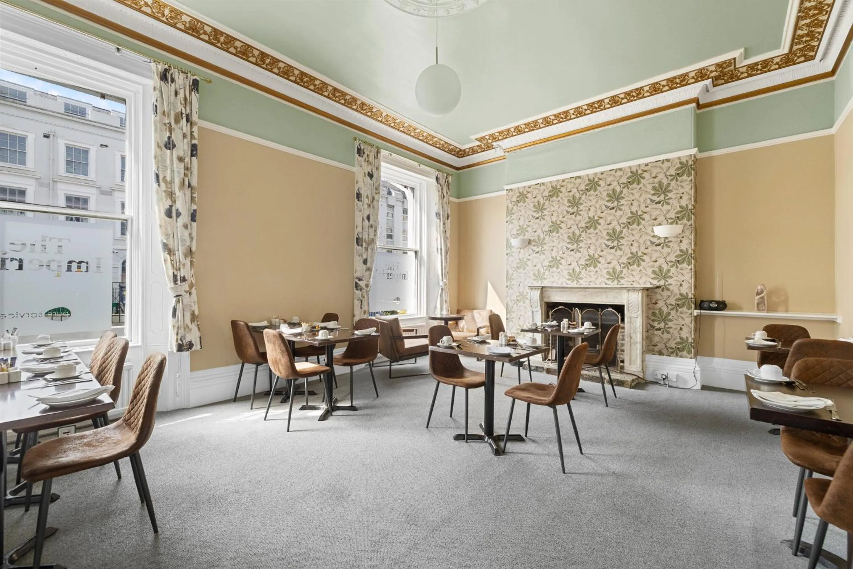 Living room in Imperial Plymouth