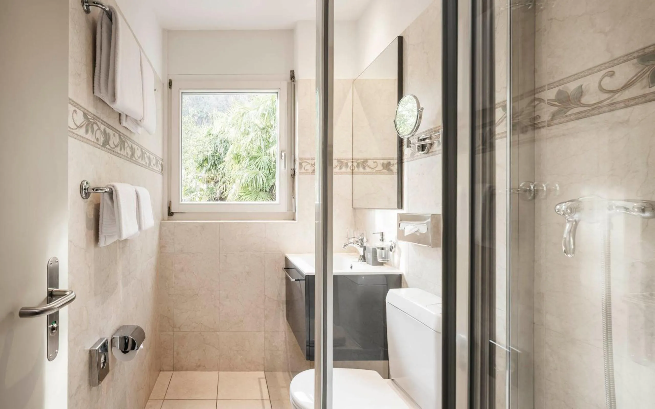 Shower in EasyRooms ai Monti