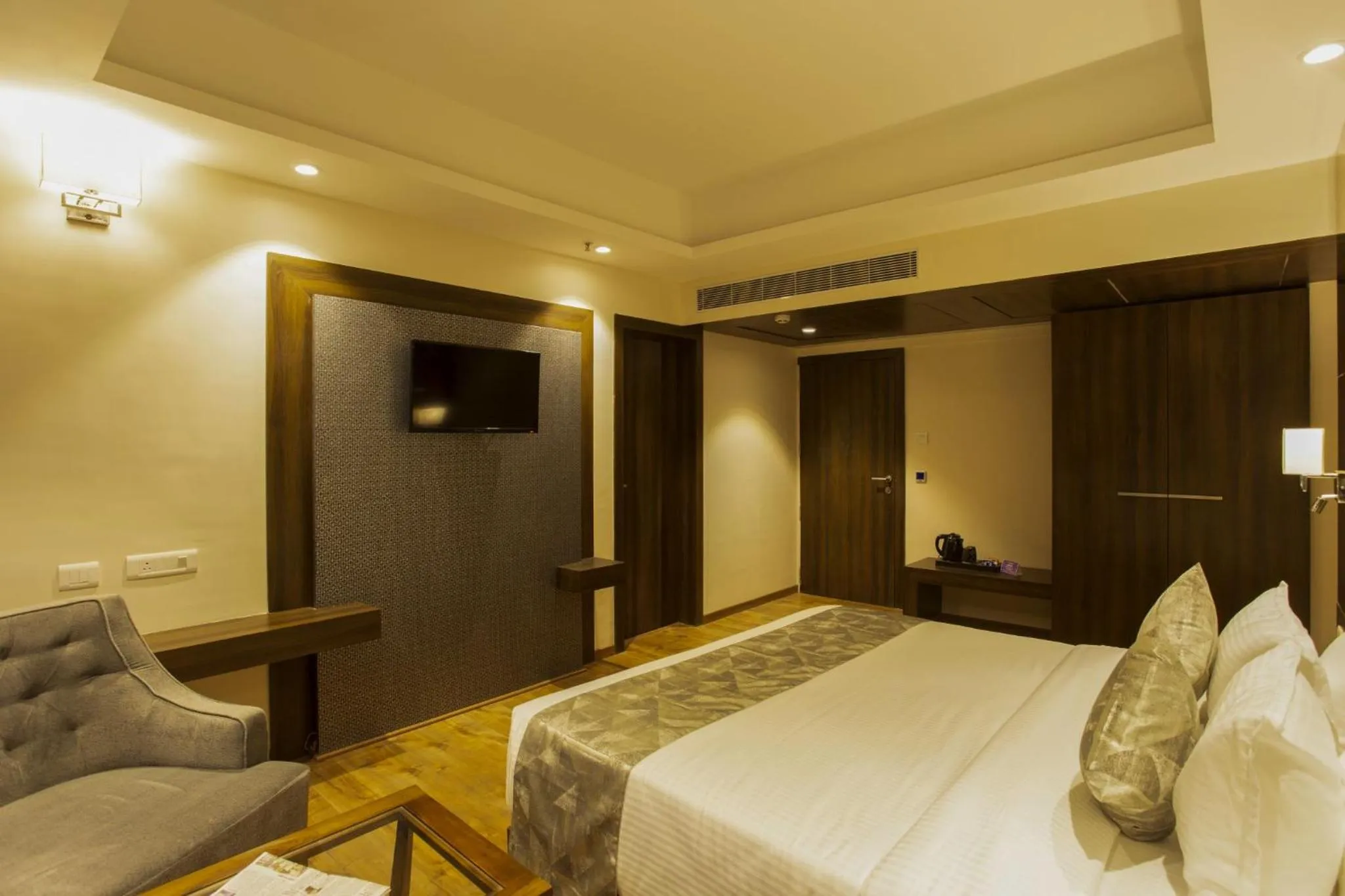 Photo of the whole room, Bed in Sarovar Portico, Somnath