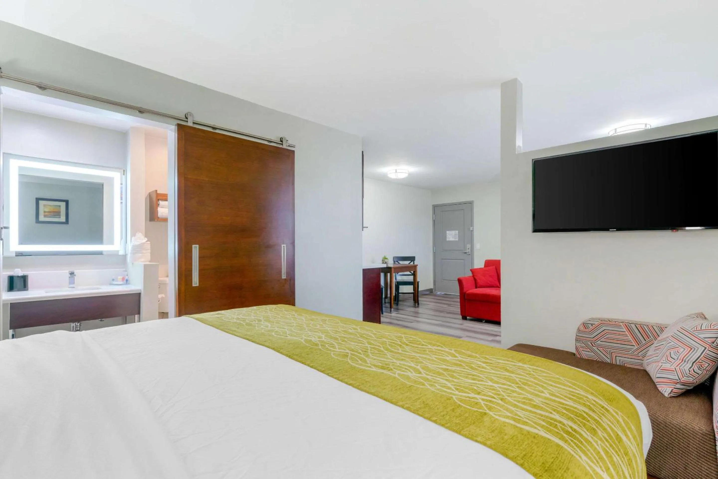 Photo of the whole room, Bed in Comfort Inn Antioch - Century Plaza