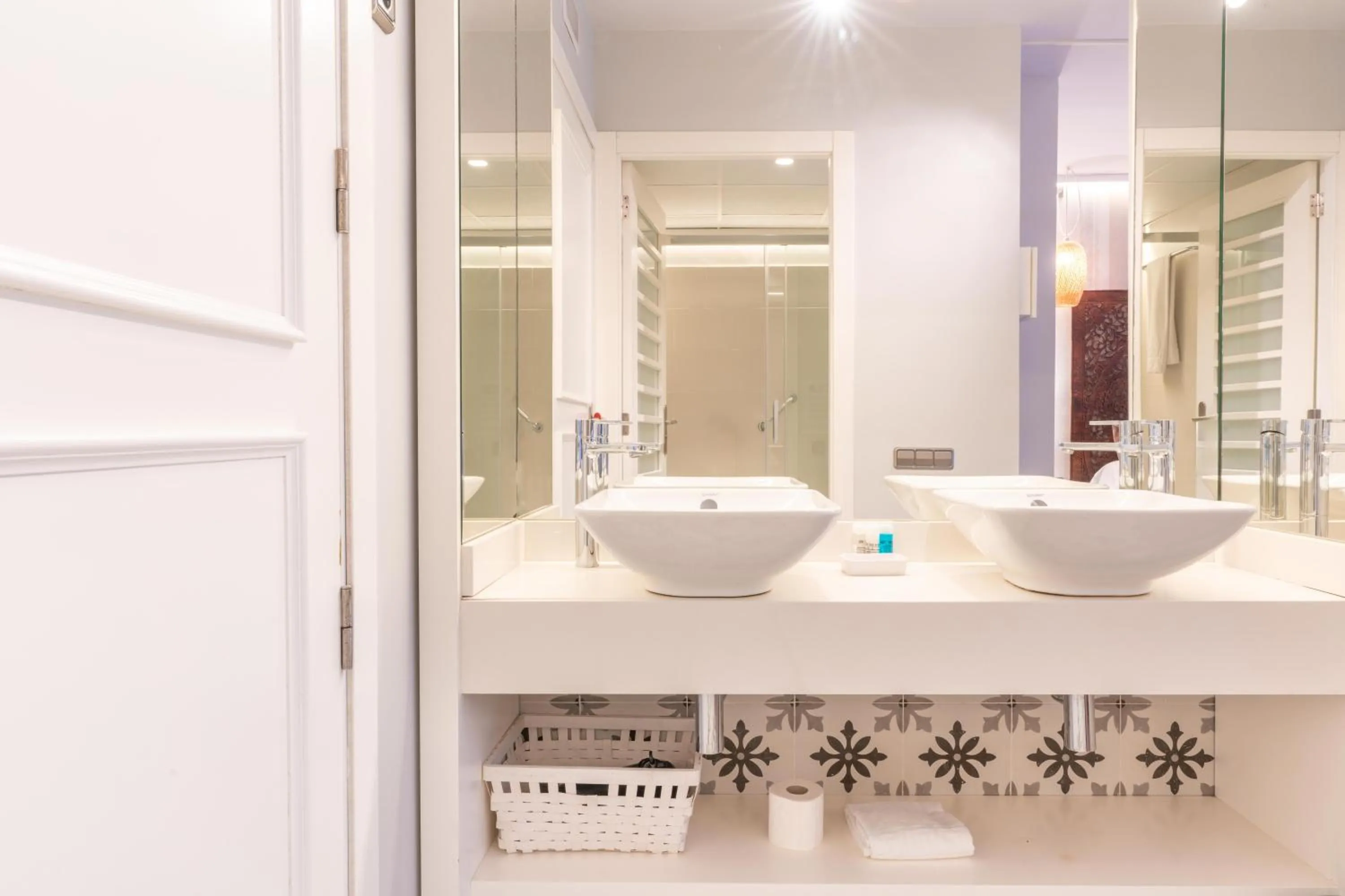 Bathroom in Serennia Fira Gran Via Exclusive Rooms