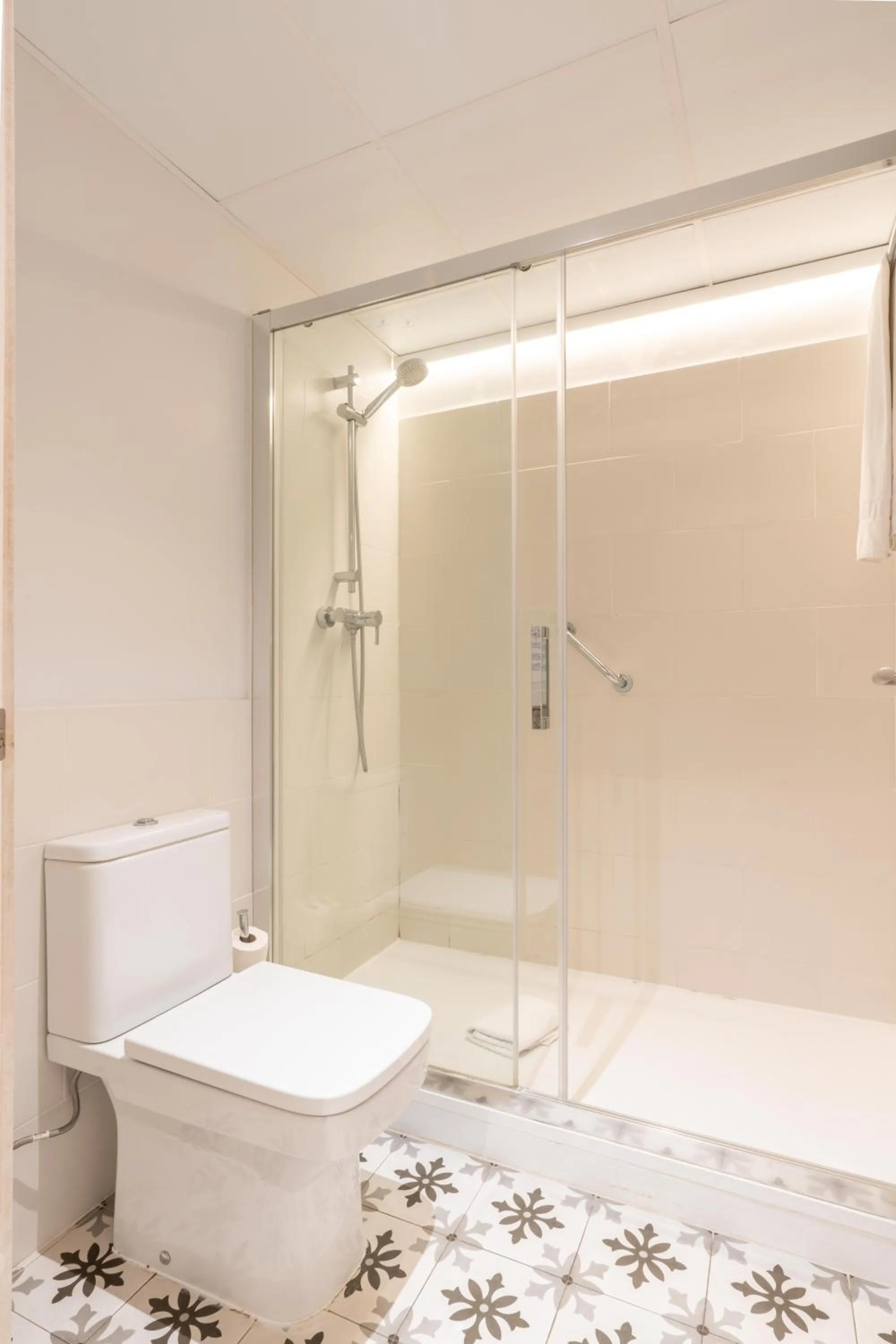 Shower in Serennia Fira Gran Via Exclusive Rooms