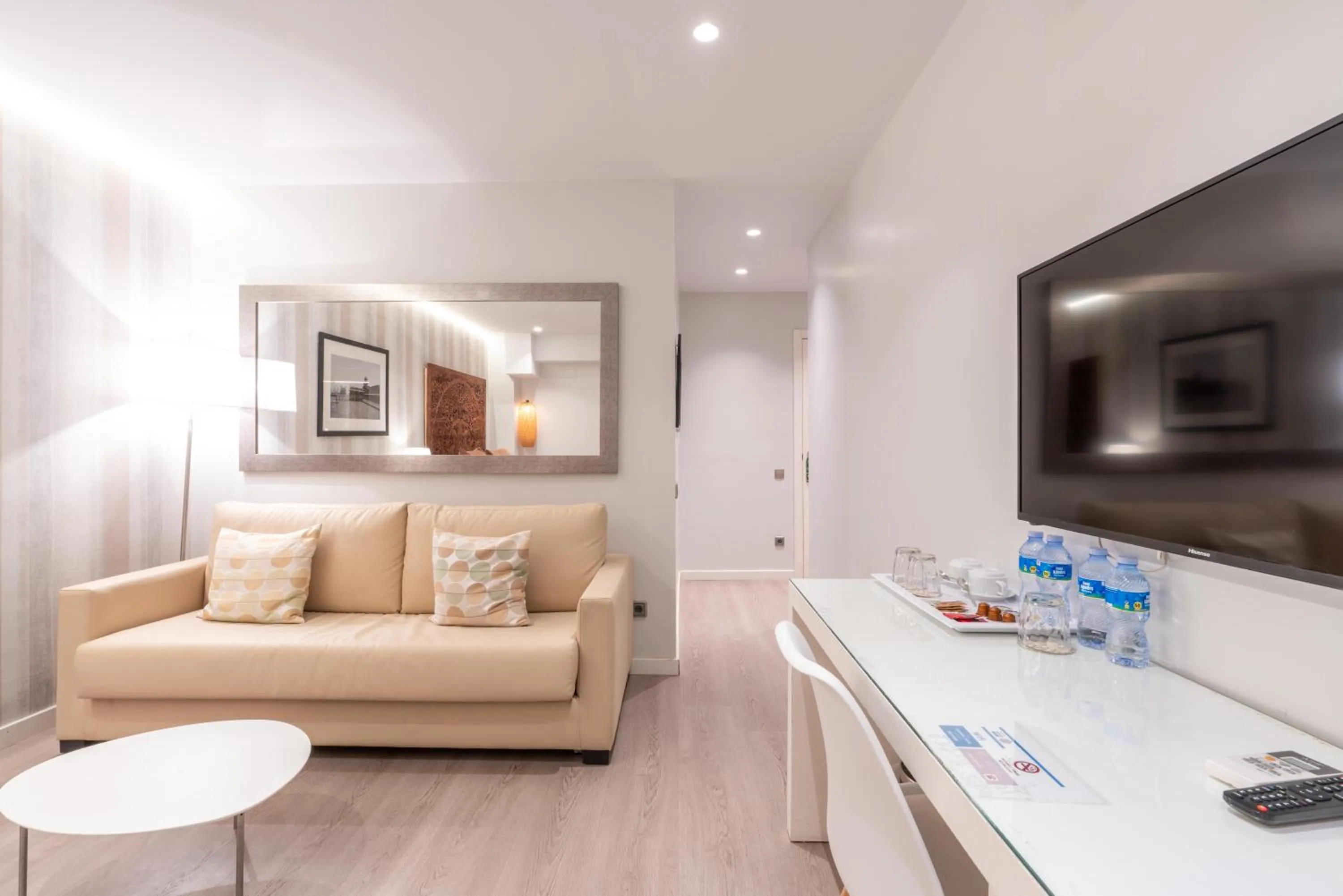TV and multimedia in Serennia Fira Gran Via Exclusive Rooms