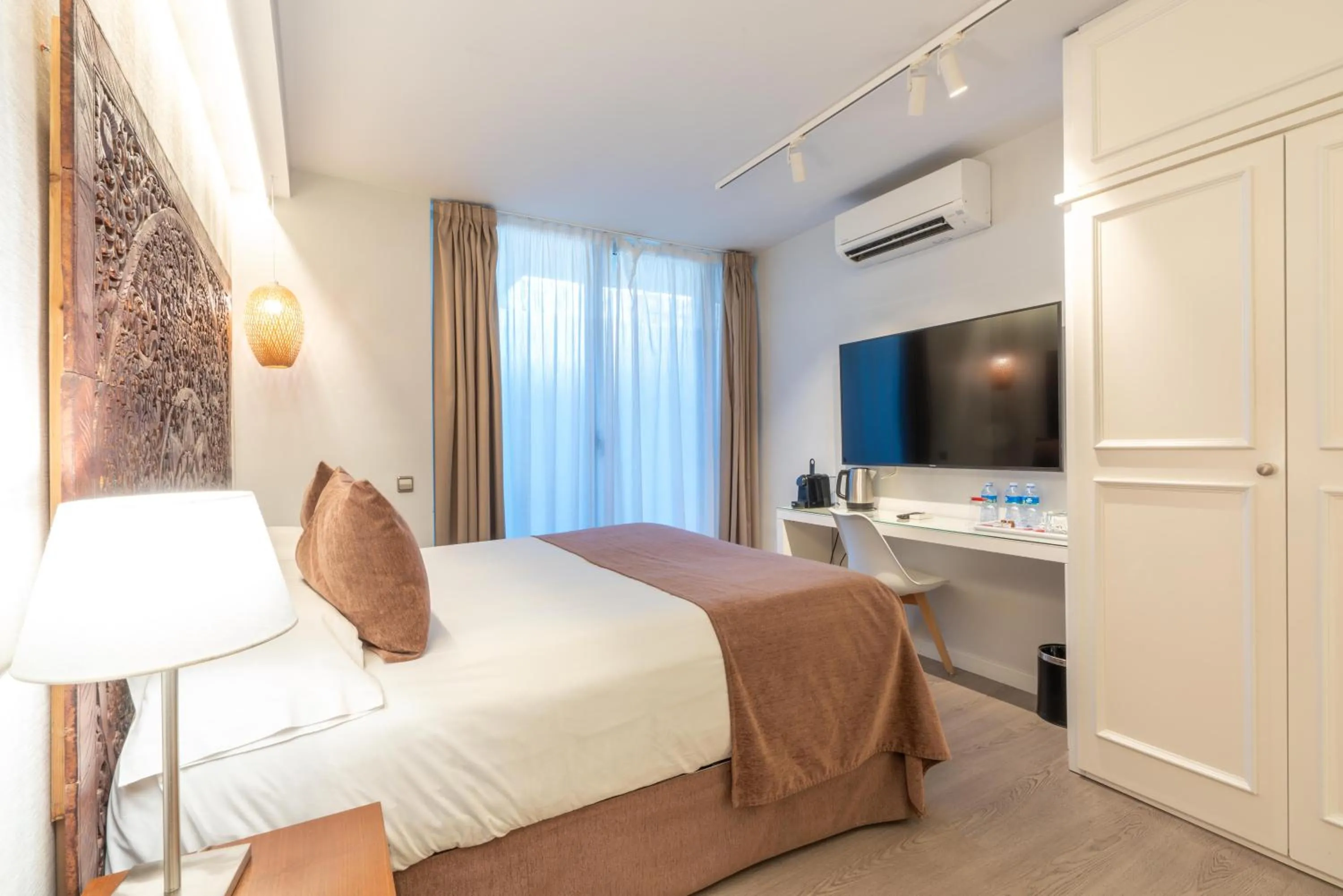 Bed in Serennia Fira Gran Via Exclusive Rooms