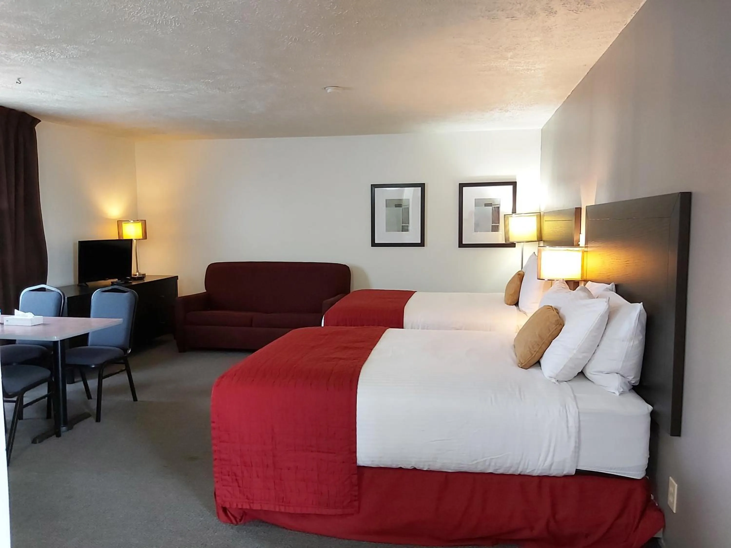 Photo of the whole room in Seely's Motel