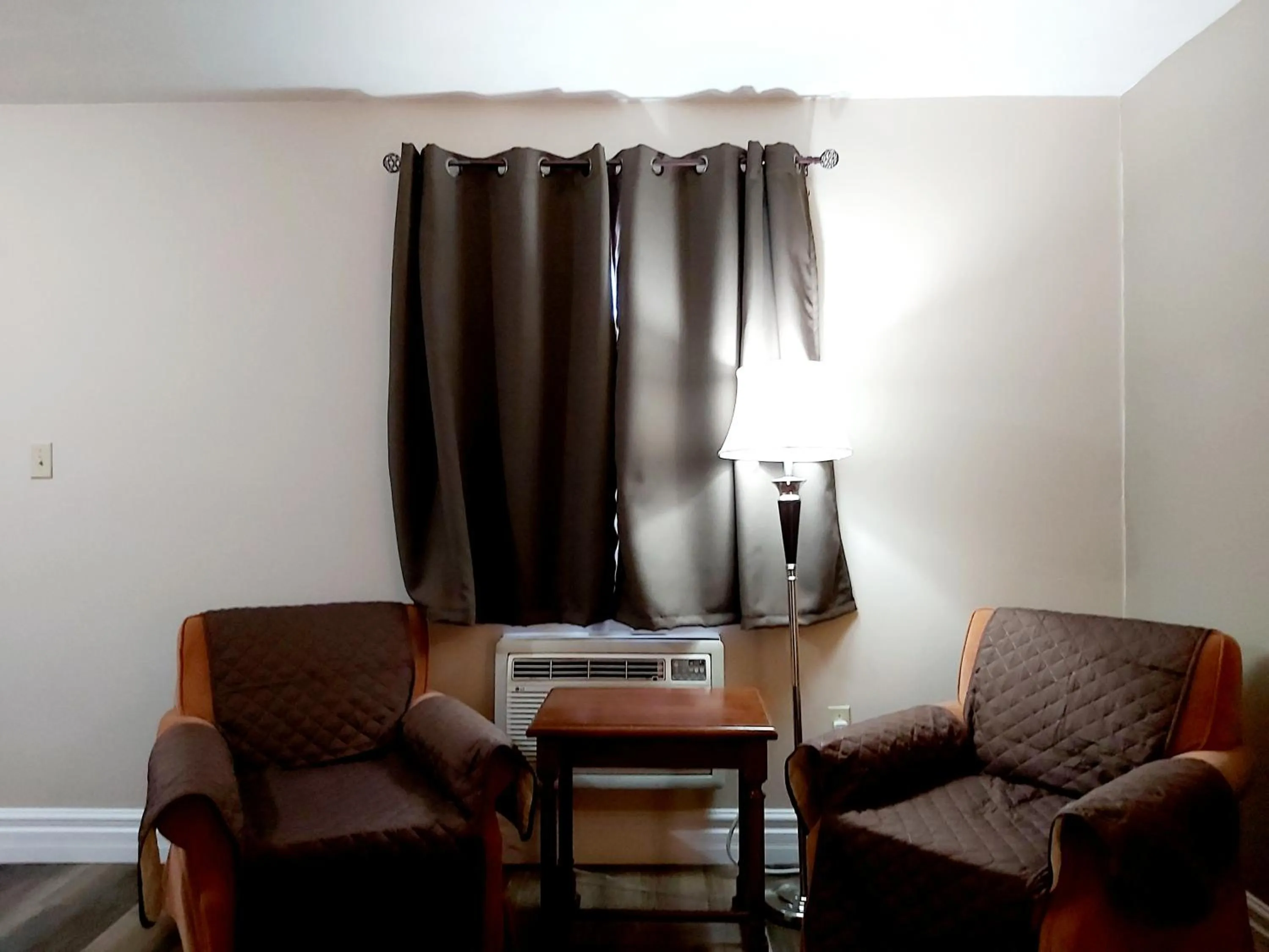 Seating area in Seely's Motel