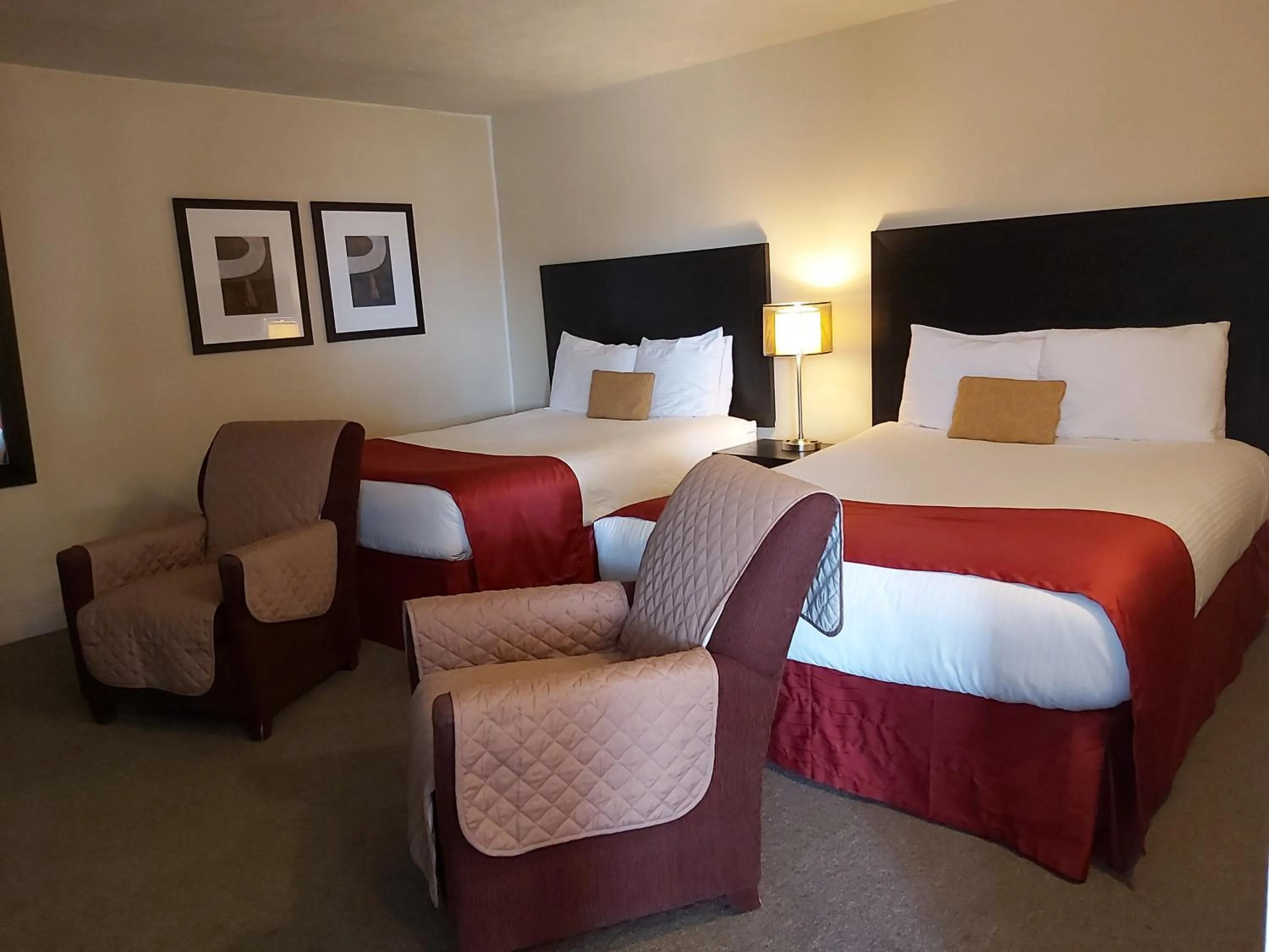 Photo of the whole room in Seely's Motel