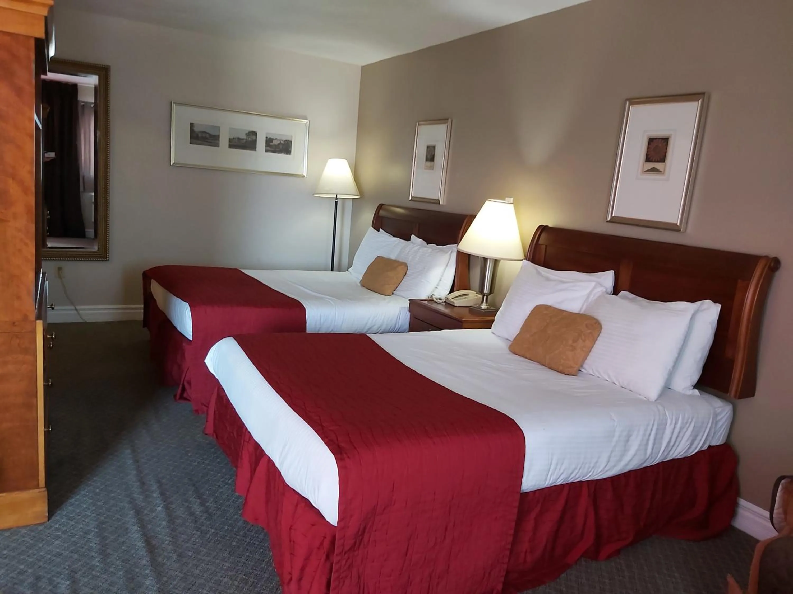 Photo of the whole room in Seely's Motel