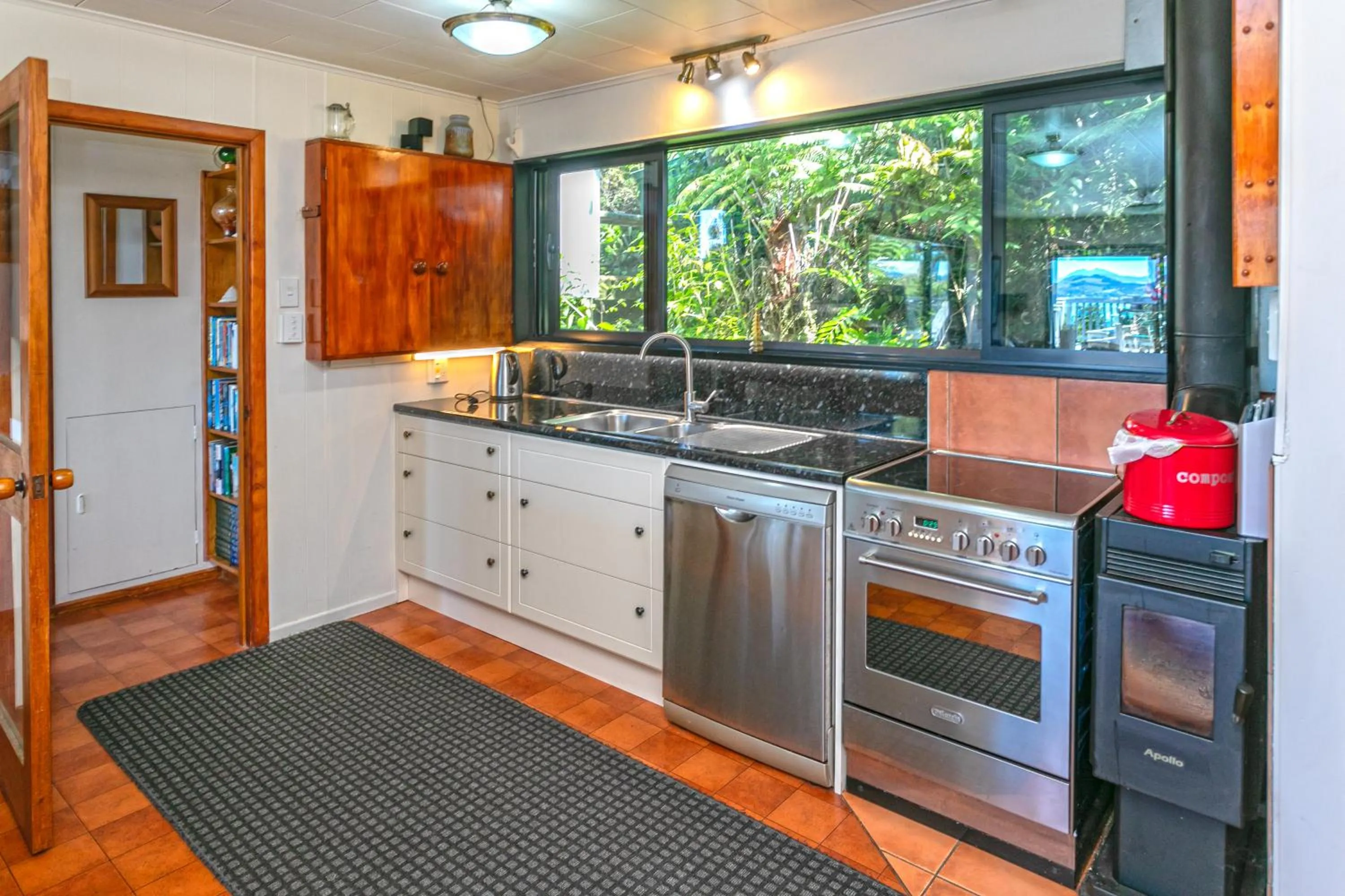 Kitchen or kitchenette in Coromandel Apartments