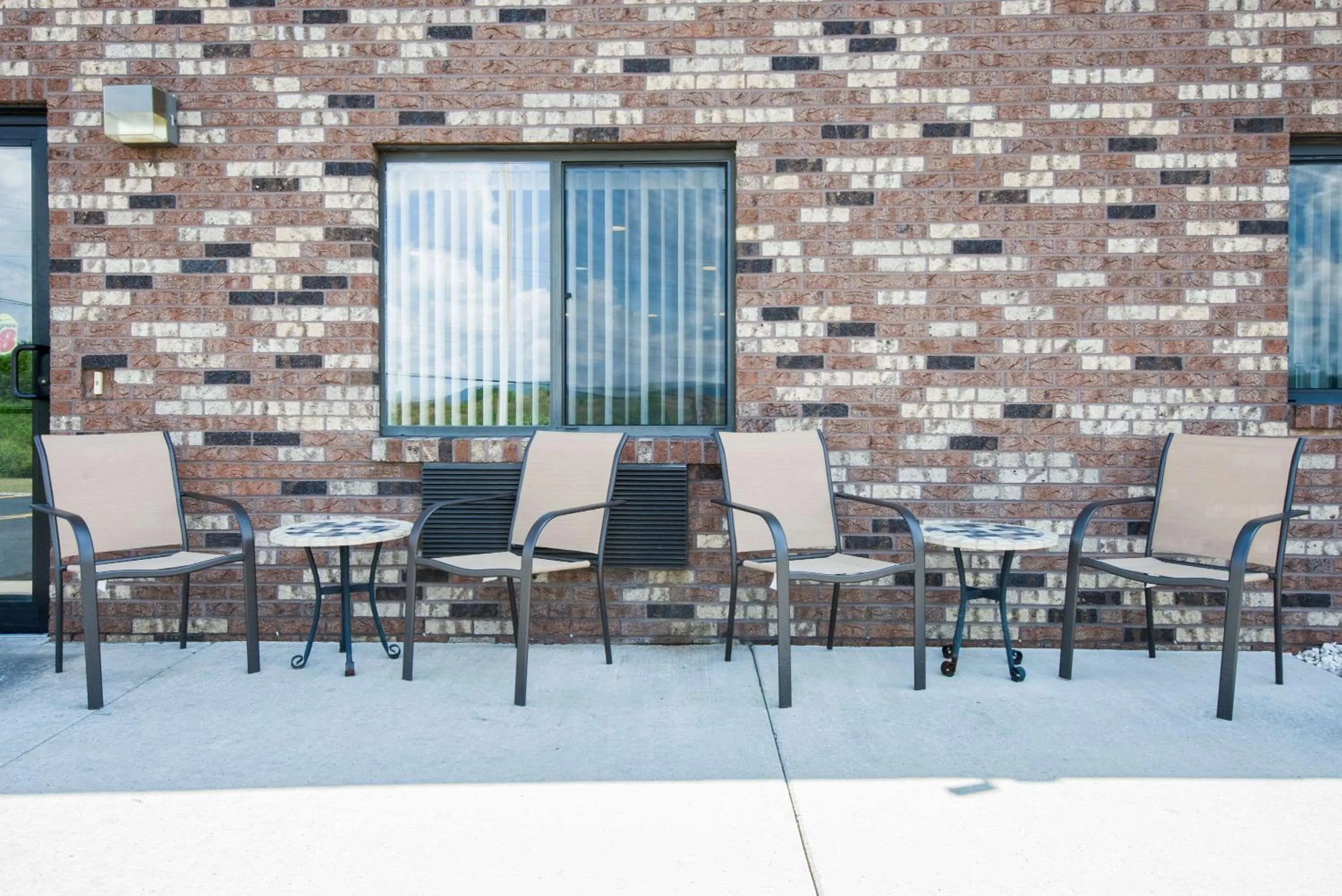 Inner courtyard view in Super 8 by Wyndham Altoona