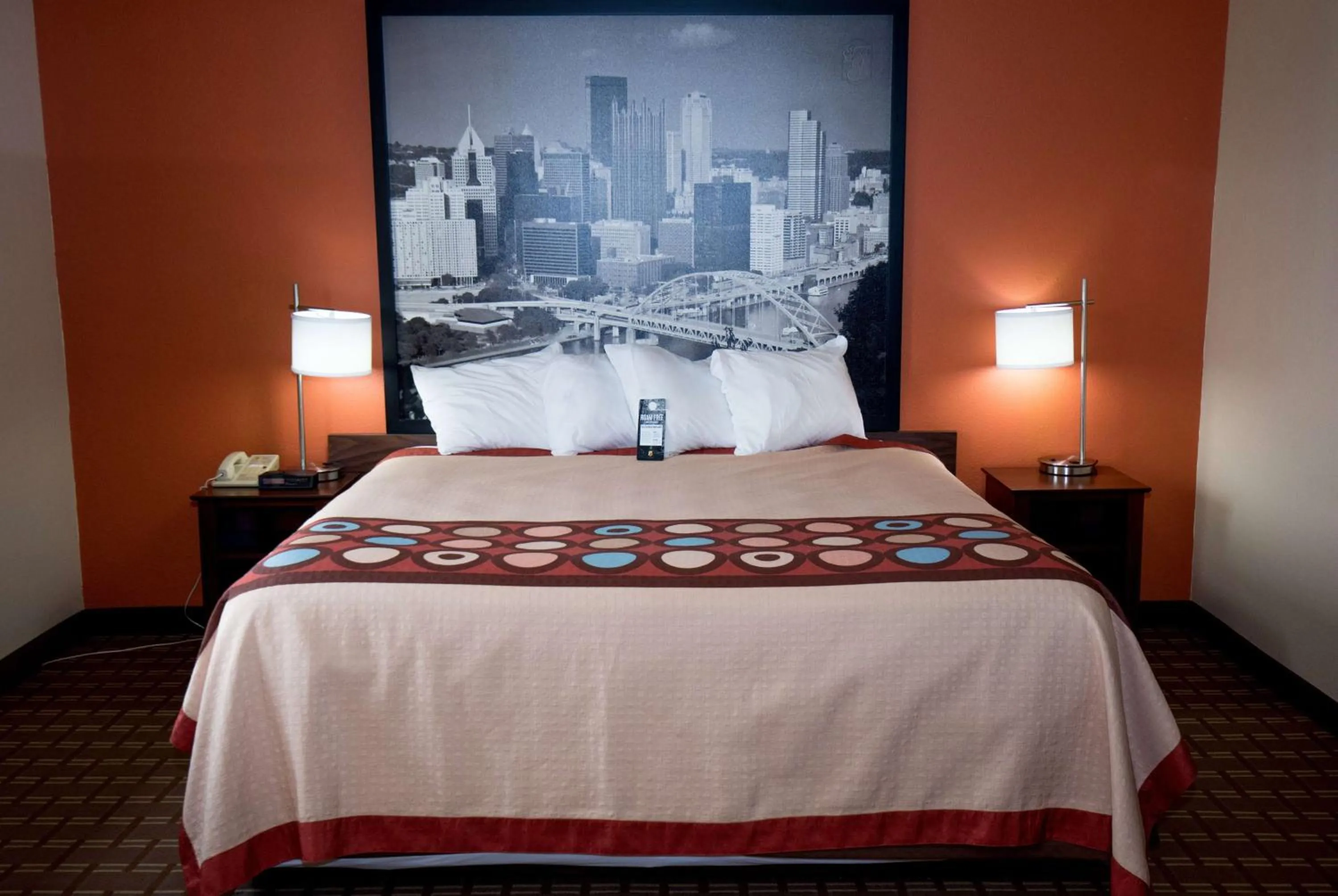 Photo of the whole room, Bed in Super 8 by Wyndham Altoona