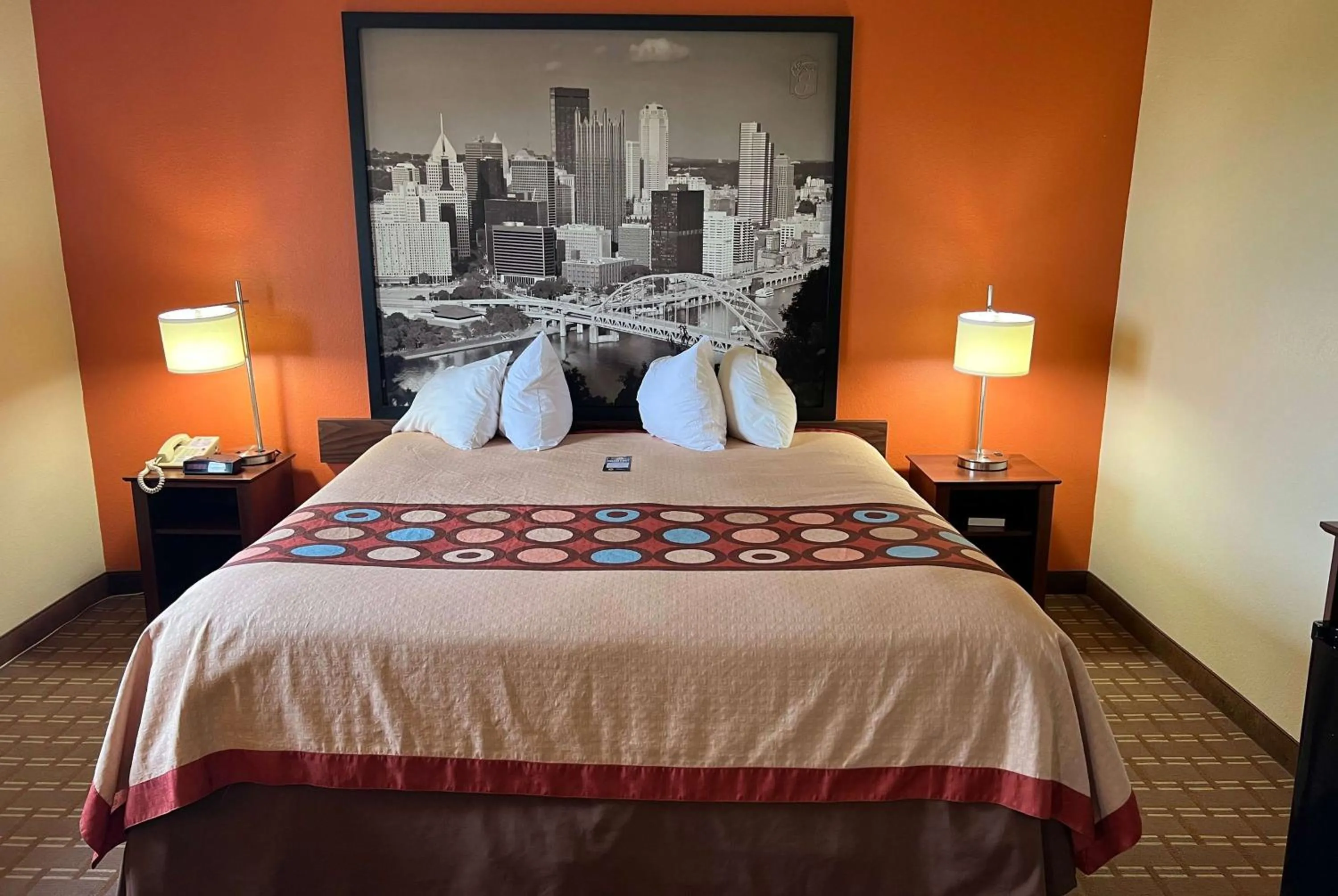 Photo of the whole room, Bed in Super 8 by Wyndham Altoona