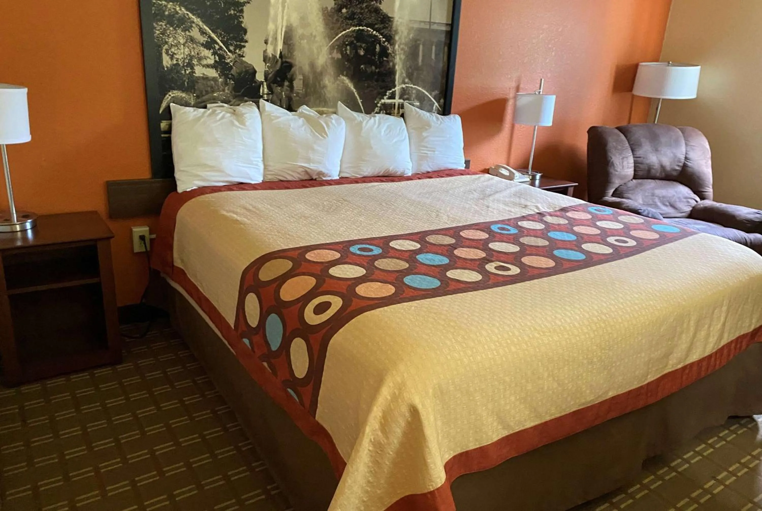 Photo of the whole room, Bed in Super 8 by Wyndham Altoona