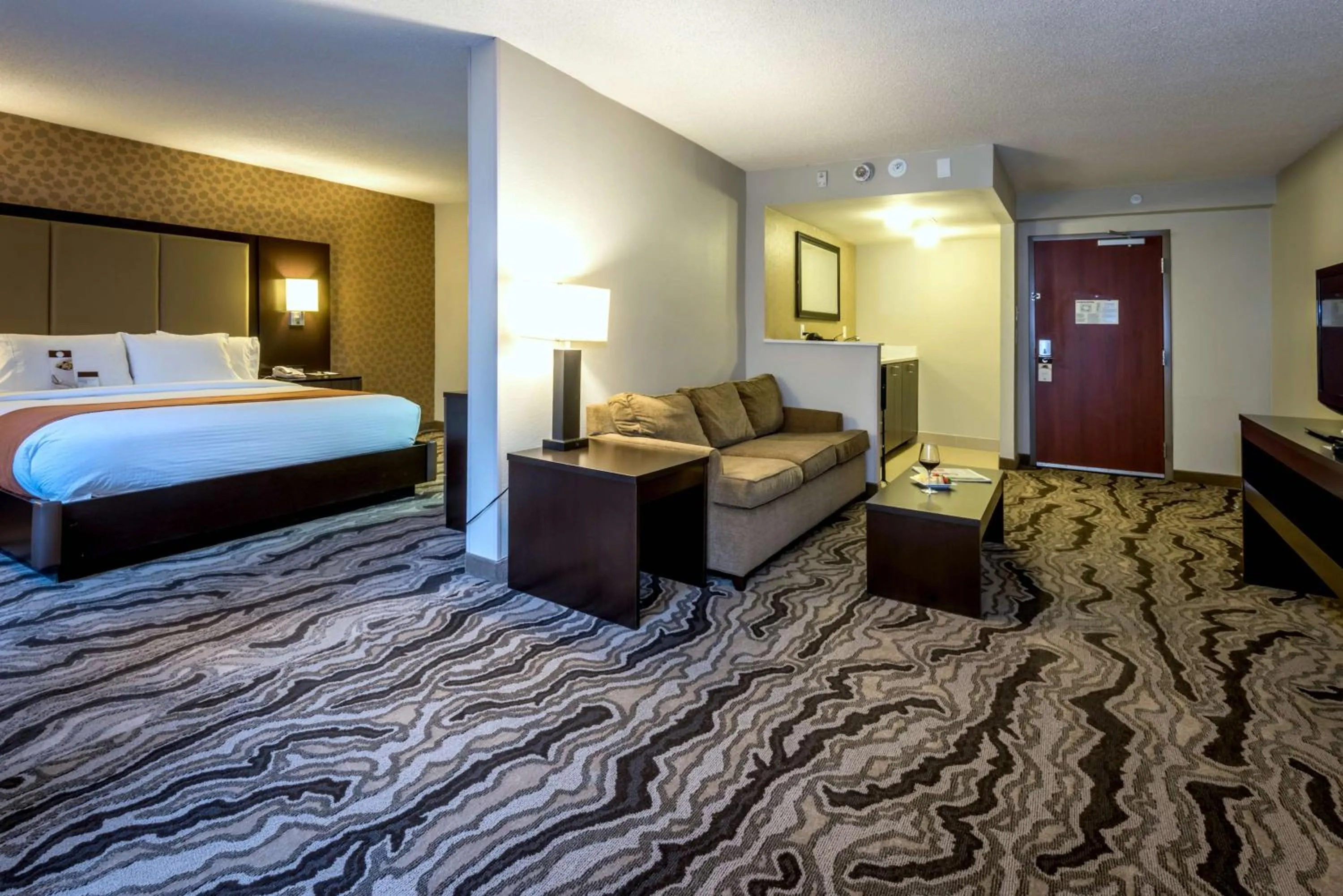 Living room, Bed in DoubleTree by Hilton Montgomery Downtown