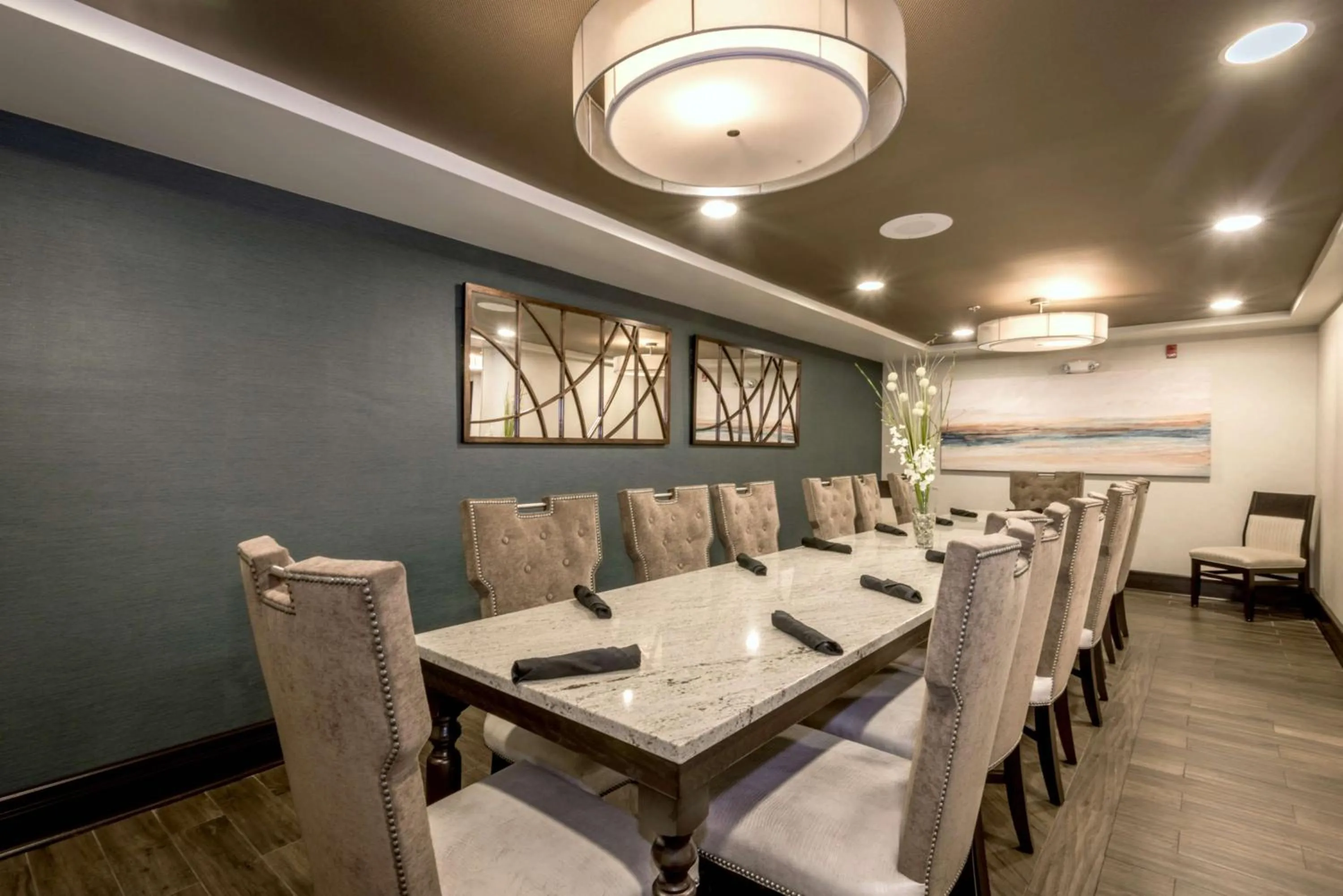 Restaurant/places to eat in DoubleTree by Hilton Montgomery Downtown