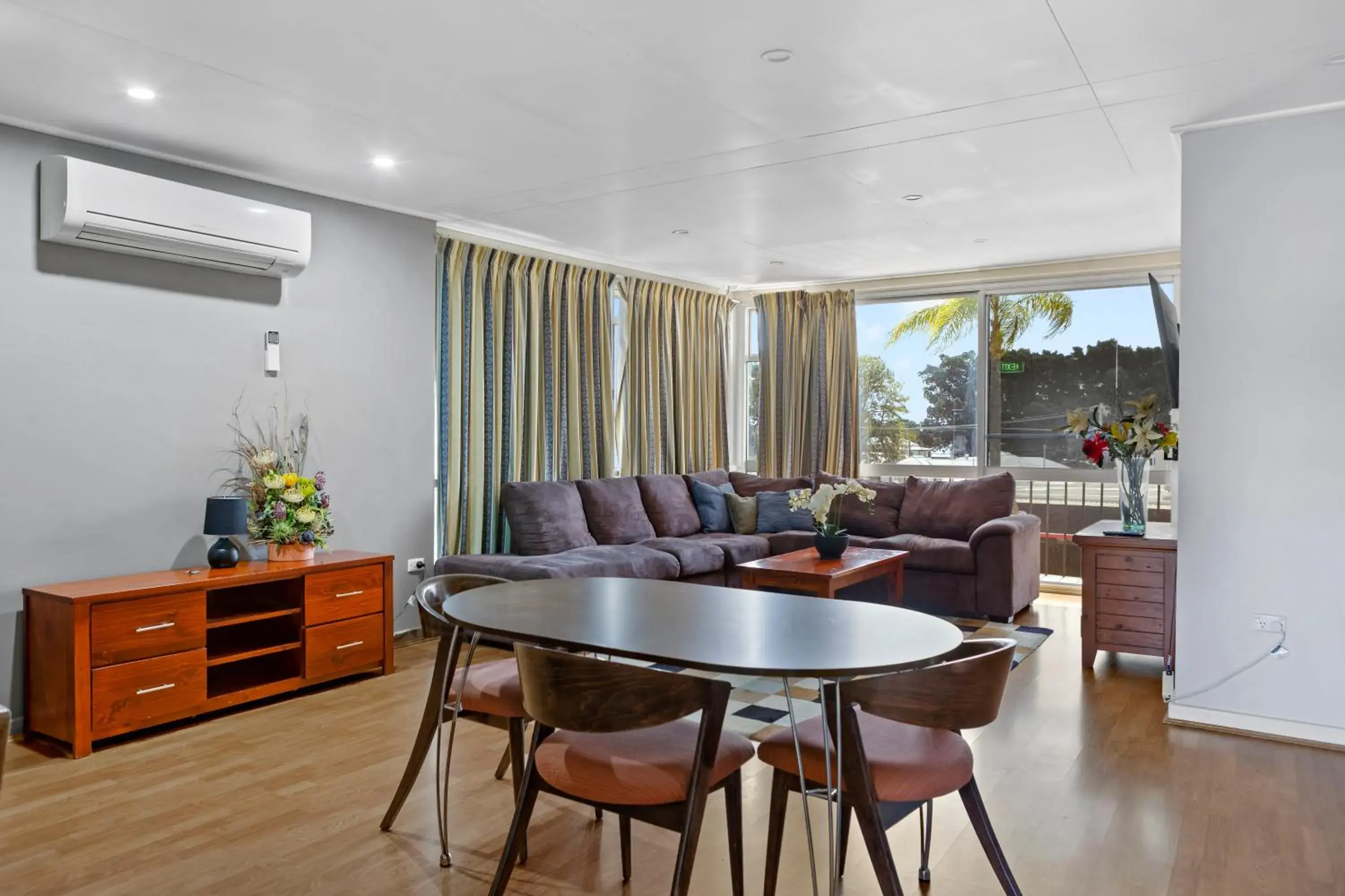 Three-Bedroom Suite in O'Shea's Royal Hotel Three-Bedroom Suite in O'Shea's Royal Hotel