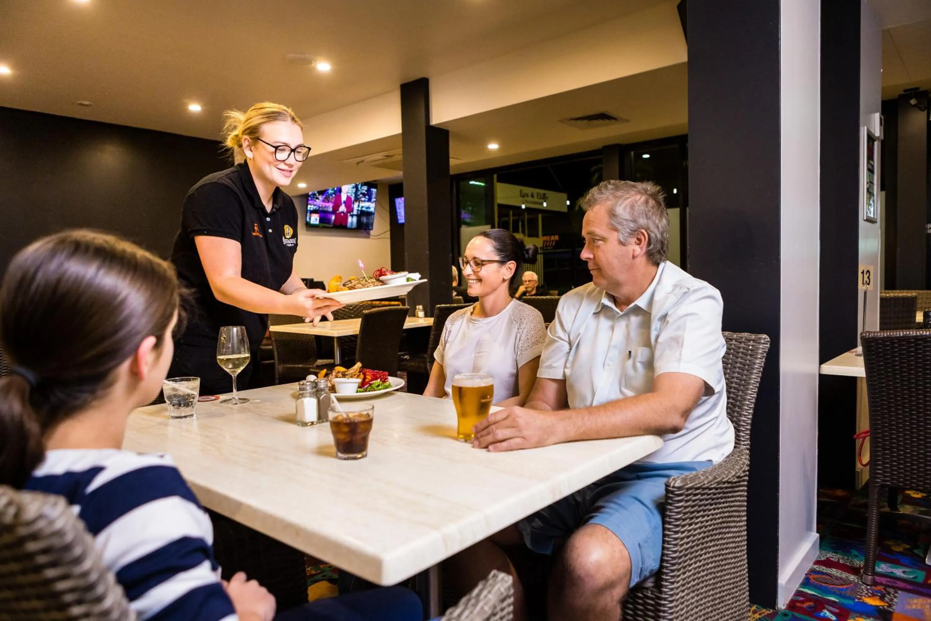 Restaurant/places to eat in O'Shea's Royal Hotel